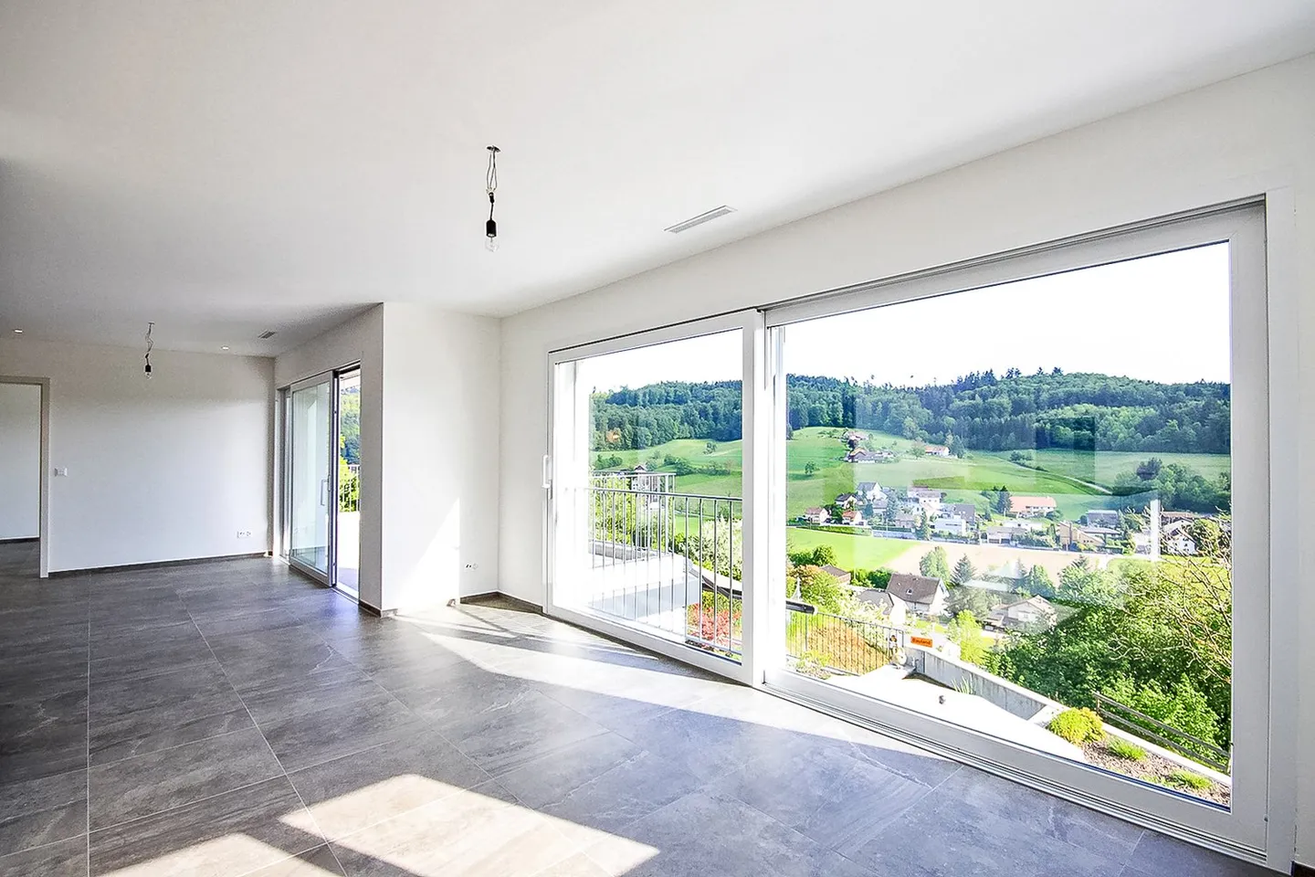 Stunning 4.5 Room Apartment with Beautiful Views and Plenty of Parking - Photo 3 of 14