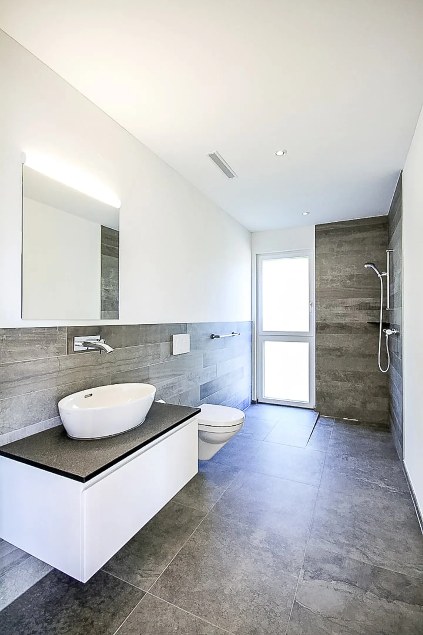 Stunning 4.5 Room Apartment with Beautiful Views and Plenty of Parking - Photo 8 of 14