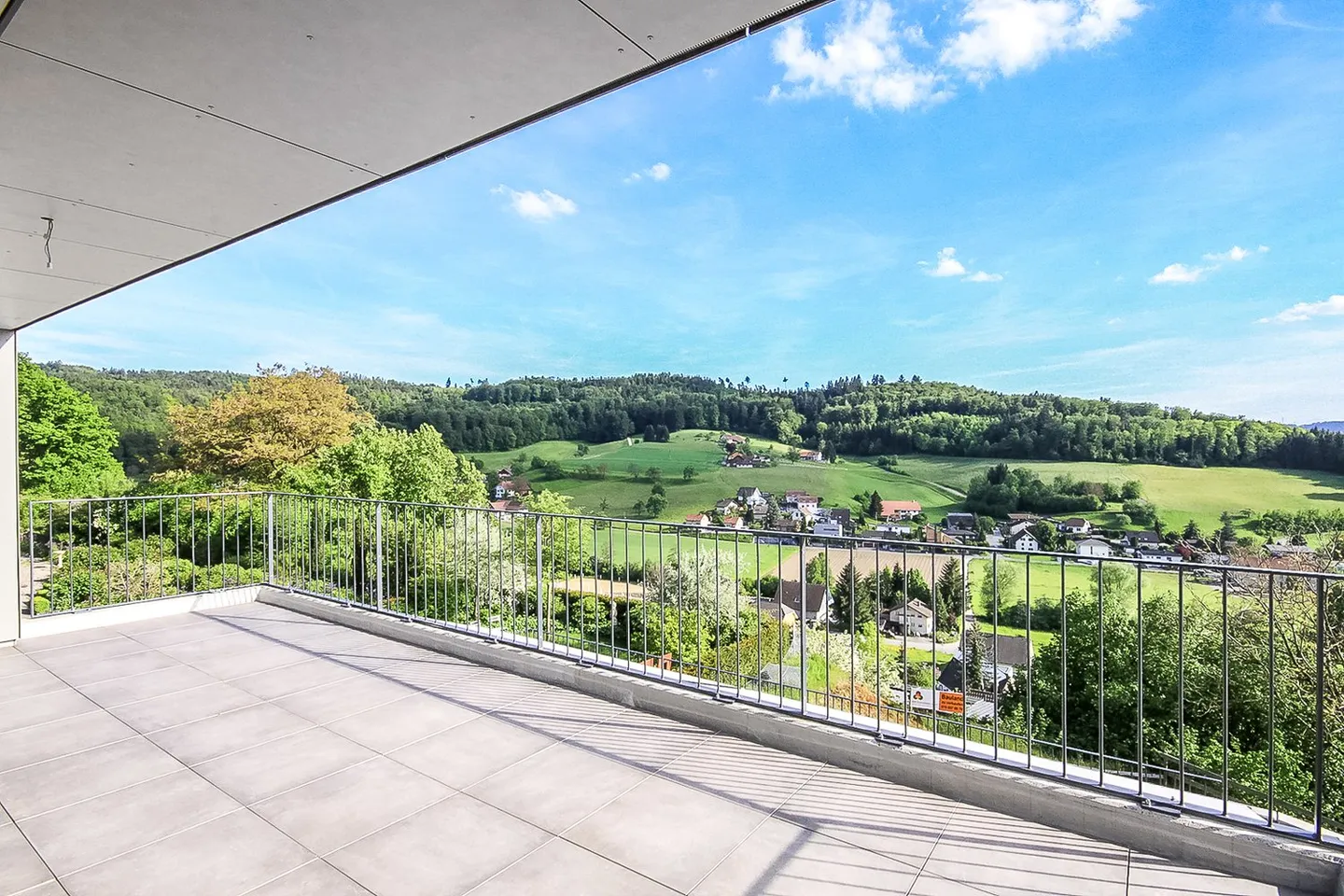 Stunning 4.5 Room Apartment with Beautiful Views and Plenty of Parking - Photo 10 of 14