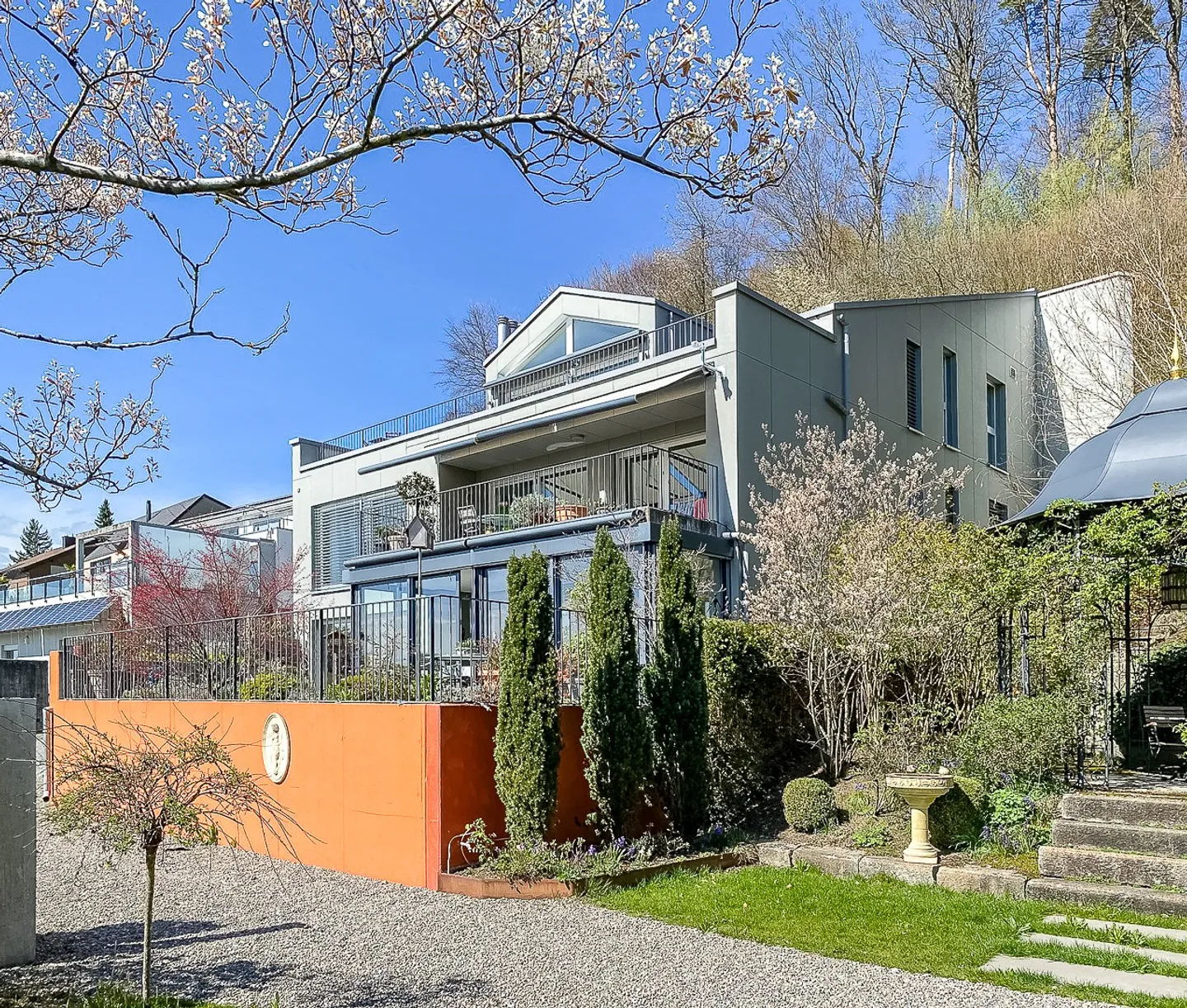 Stunning 4.5 Room Apartment with Beautiful Views and Plenty of Parking - Photo 11 of 14