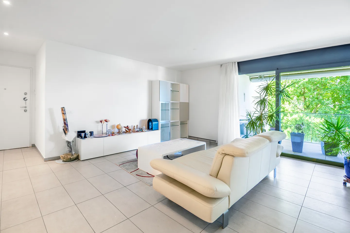 Beautiful apartment with terrace and lake view - Photo 3 of 12