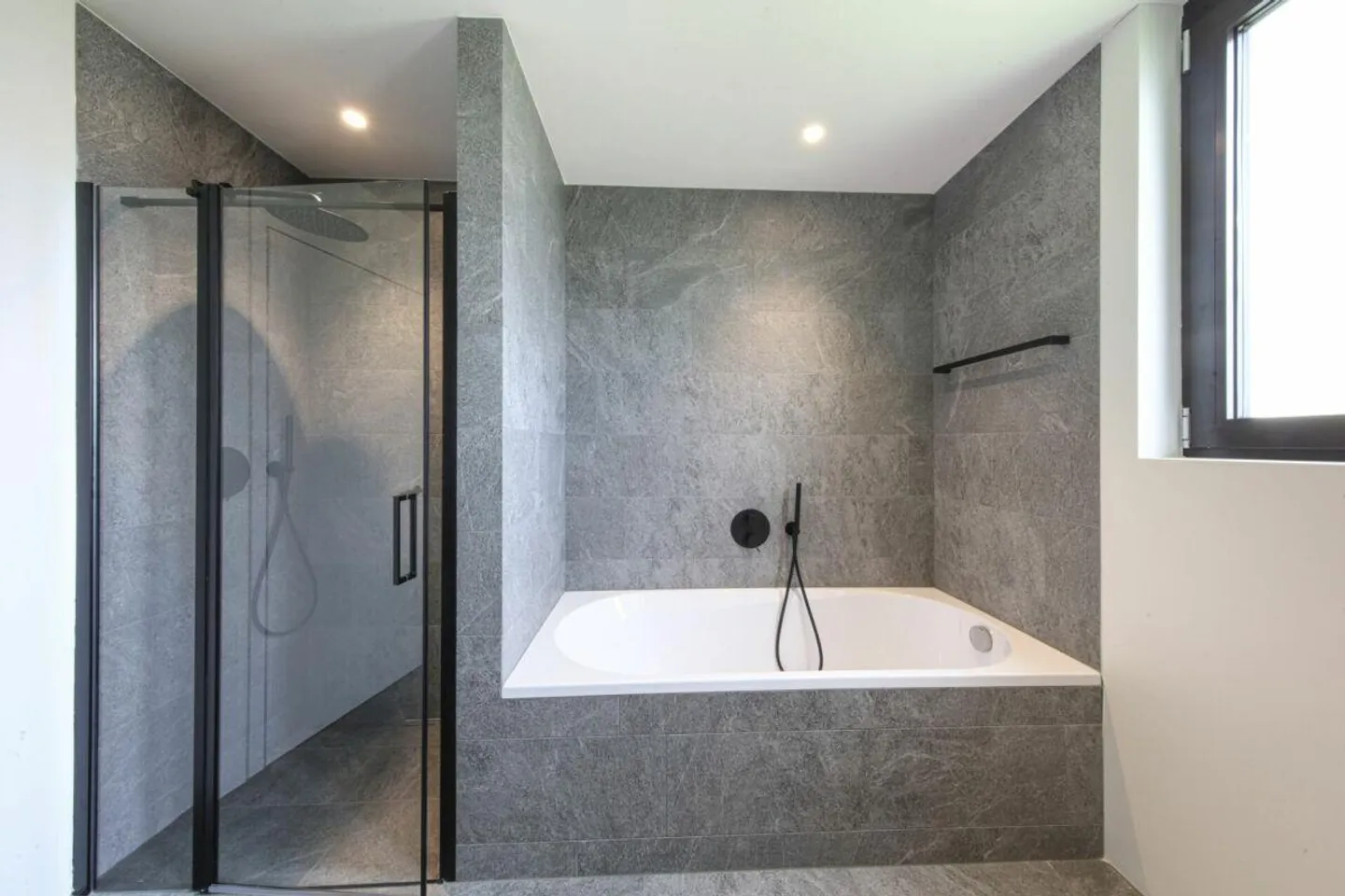 MINUSIO - Neues und elegantes 4,5-Zimmer-Apartment mit großem Garten - Foto 14 von 22