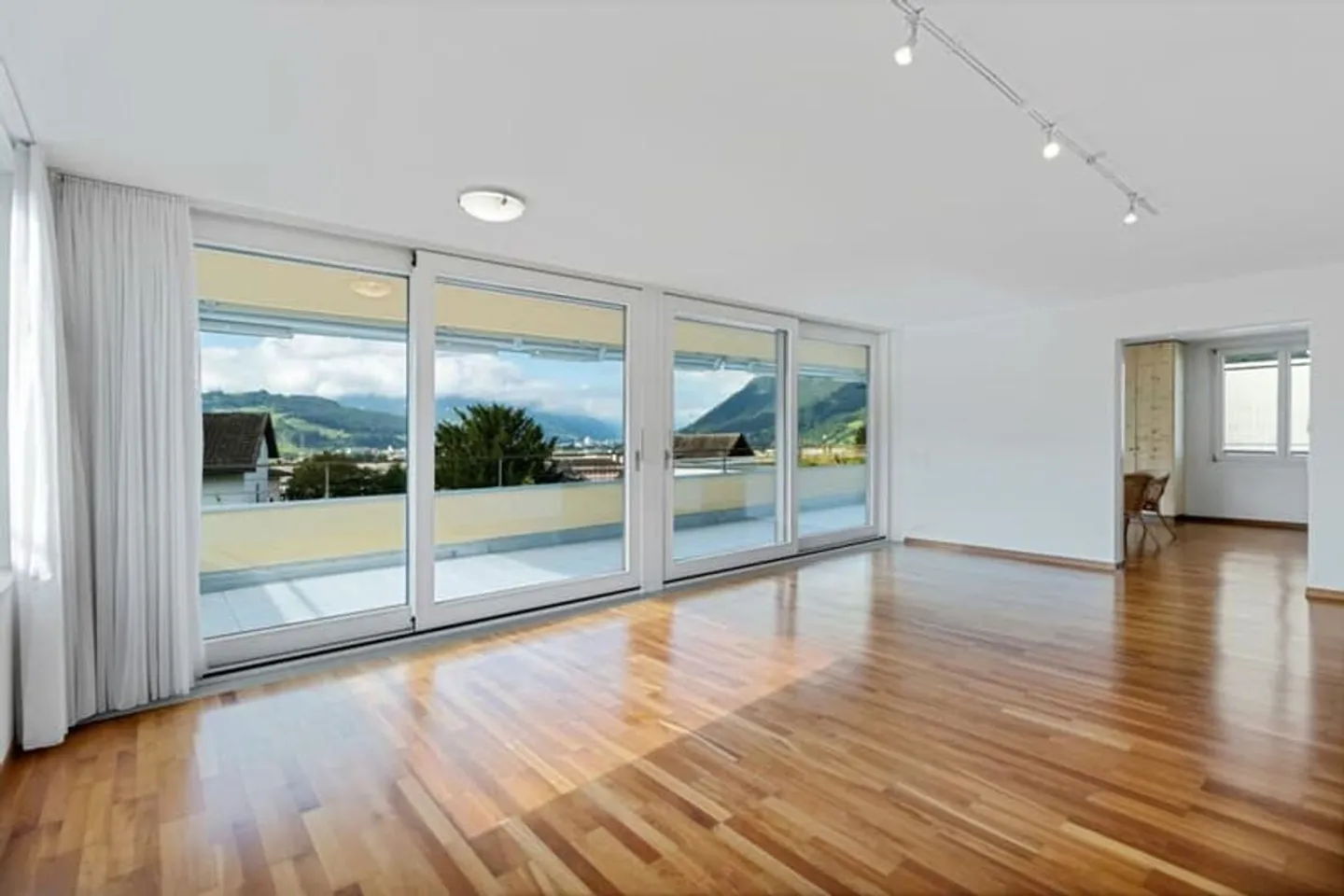 Apartment for rent - Photo 3 of 7