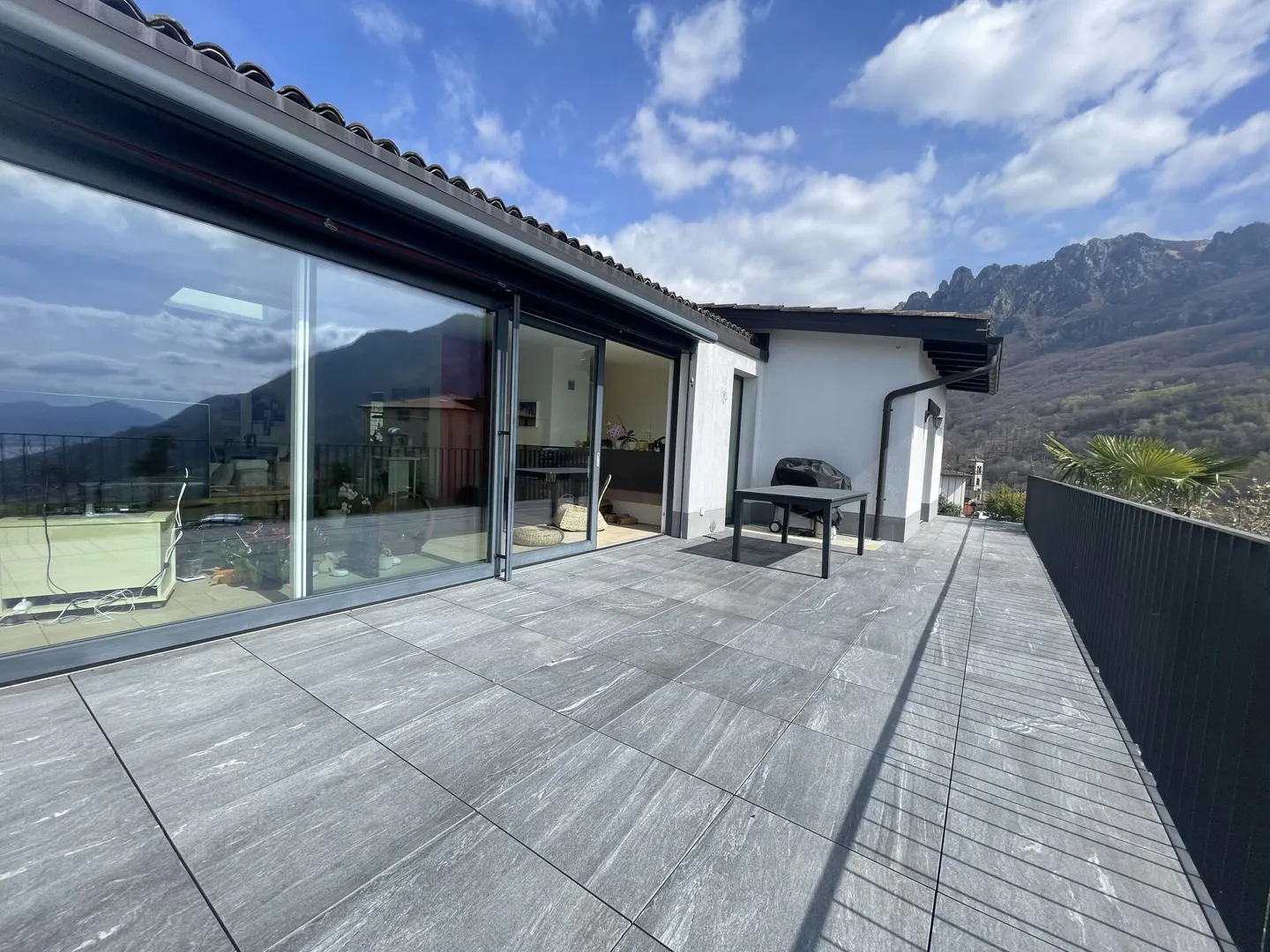 Casa unifamiliare con vista lago - Foto 3 di 19