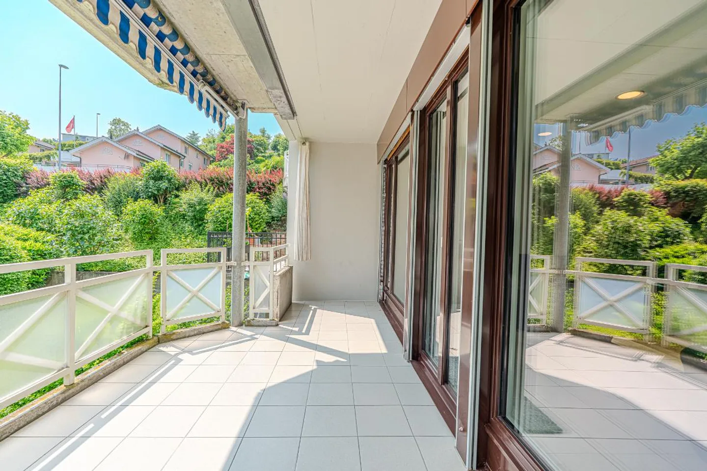 Beautiful 3.5-room apartment with balcony/garage parking space - Photo 2 of 5