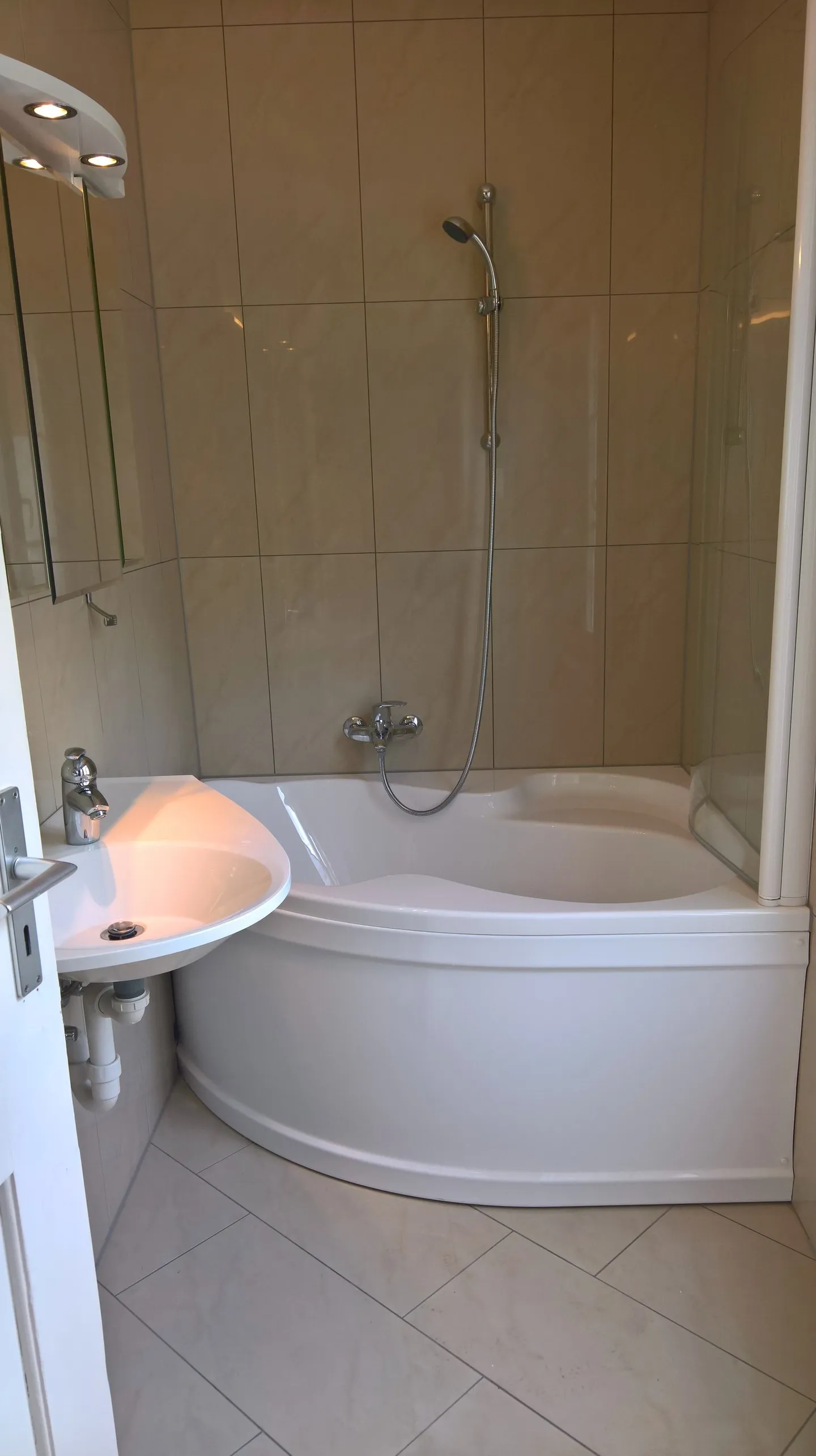 Wohnung im 1. Stock mit überdachtem Parkplatz - Foto 12 von 16