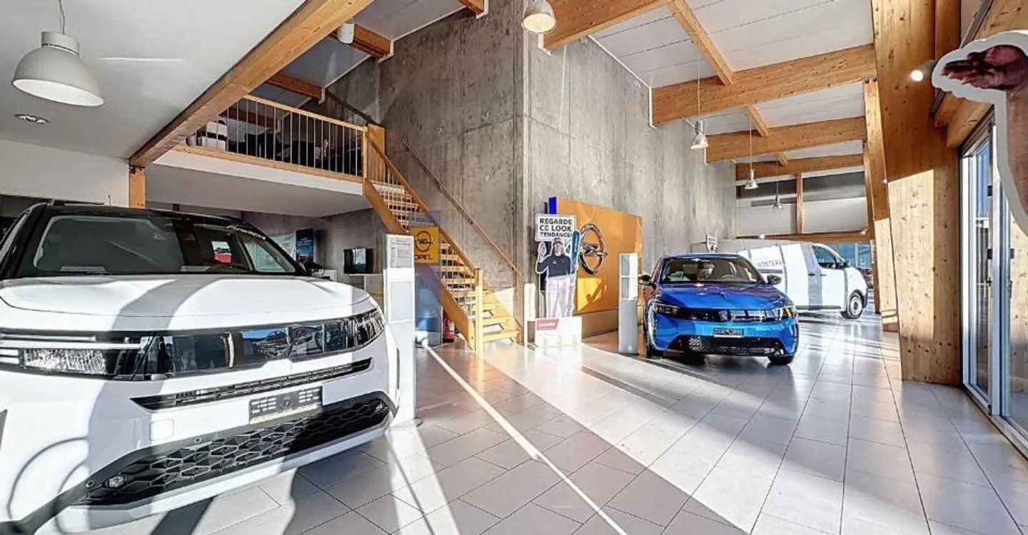 Reception, exhibition and 8 parking spaces - Photo 3 of 13