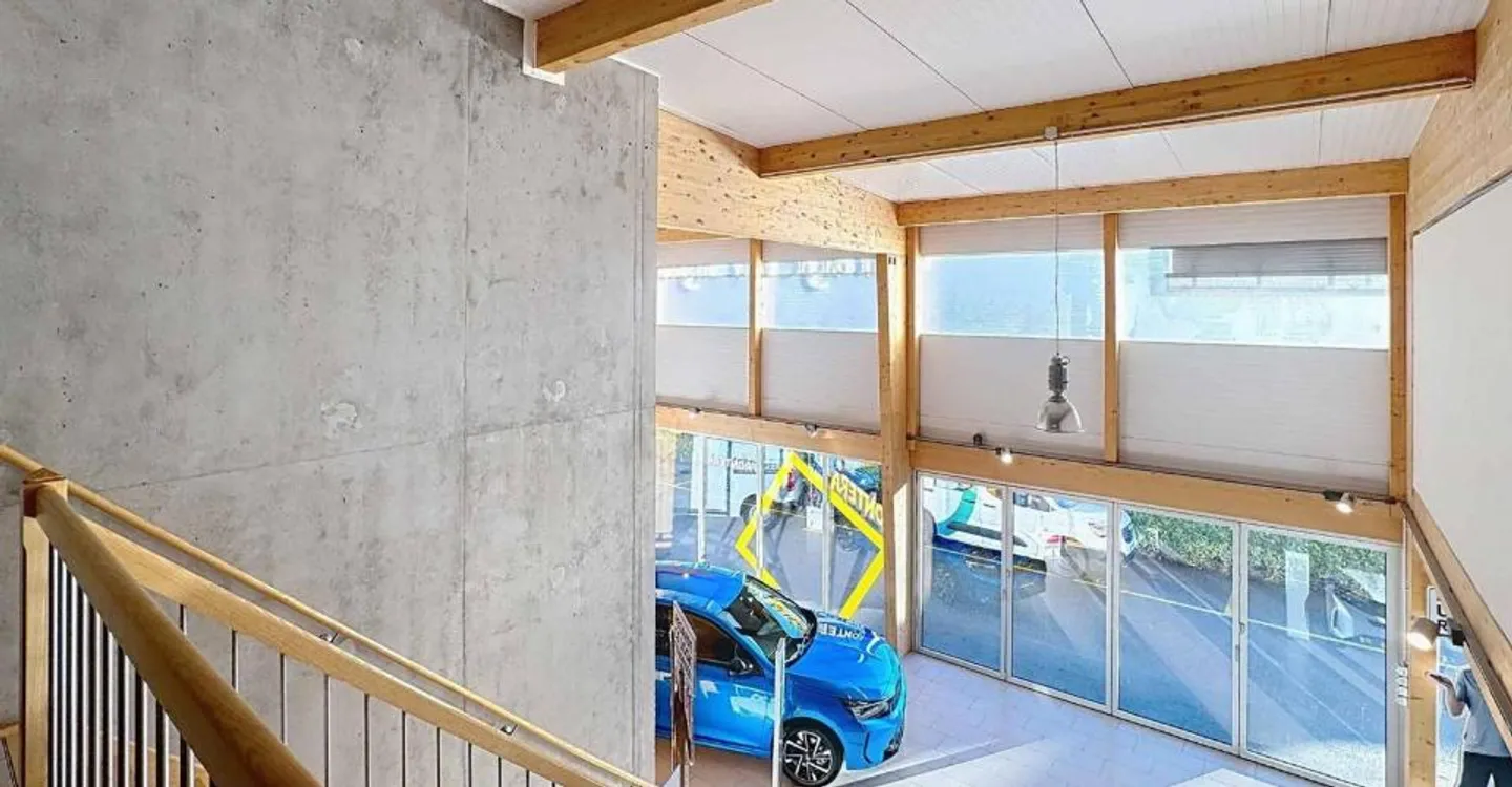 Reception, exhibition and 8 parking spaces - Photo 4 of 13