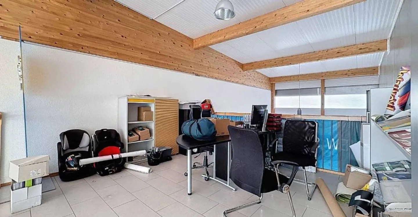 Reception, exhibition and 8 parking spaces - Photo 5 of 13