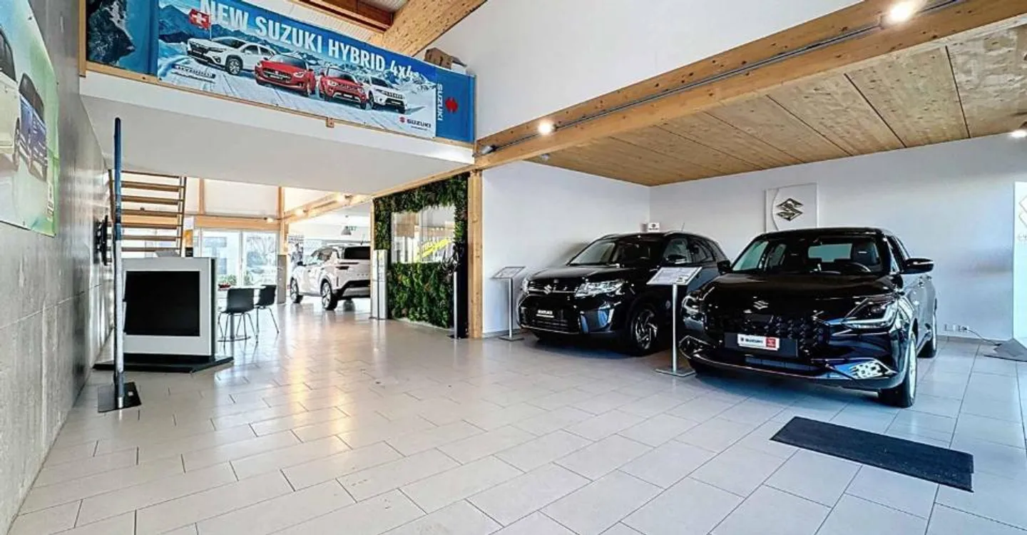 Reception, exhibition and 8 parking spaces - Photo 6 of 13