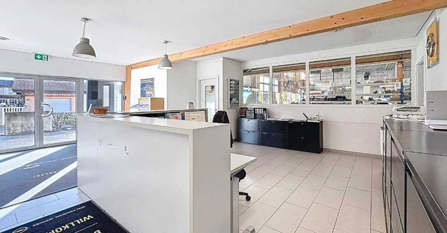 Reception, exhibition and 8 parking spaces - Photo 8 of 13