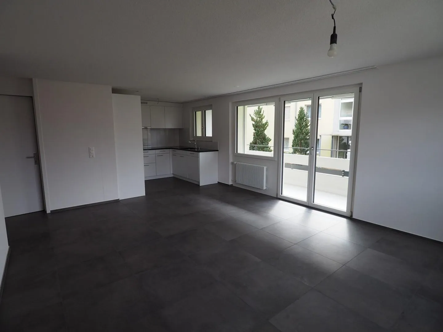 Vivere centralmente con stile - luminoso appartamento di 4 stanze con balcone a Steffisburg - Foto 3 di 6