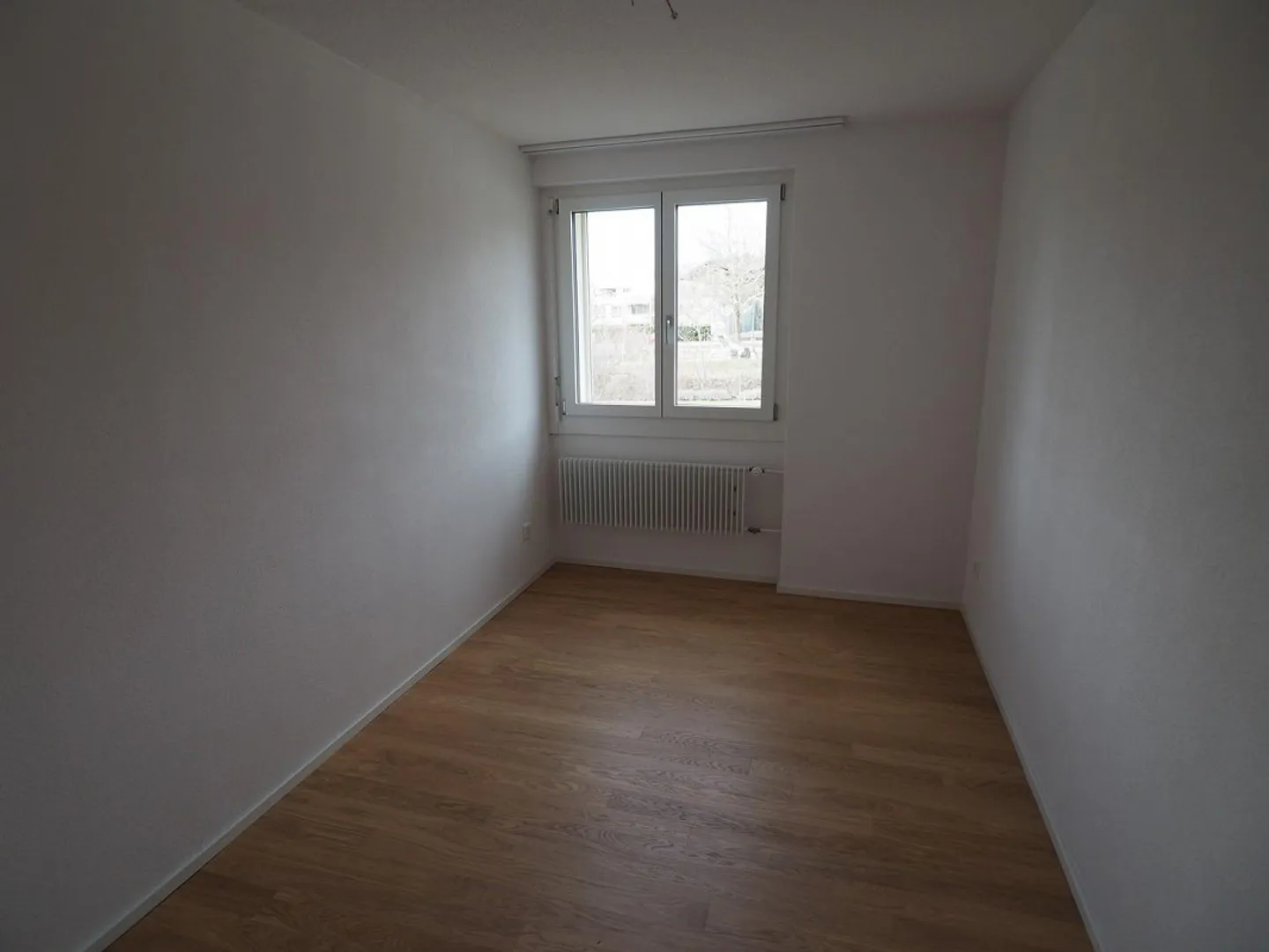 Vivere centralmente con stile - luminoso appartamento di 4 stanze con balcone a Steffisburg - Foto 4 di 6