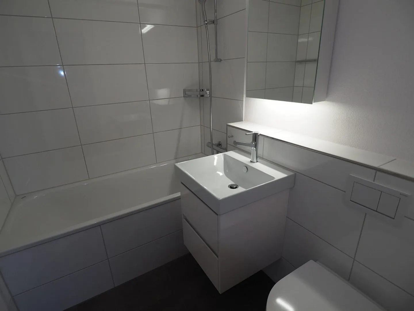 Vivere centralmente con stile - luminoso appartamento di 4 stanze con balcone a Steffisburg - Foto 5 di 6