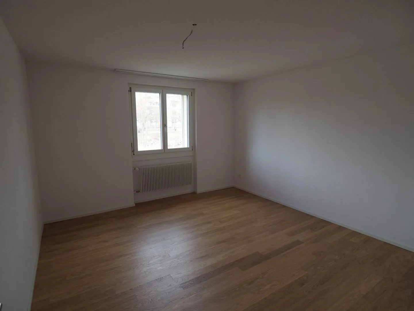 Vivere centralmente con stile - luminoso appartamento di 4 stanze con balcone a Steffisburg - Foto 6 di 6