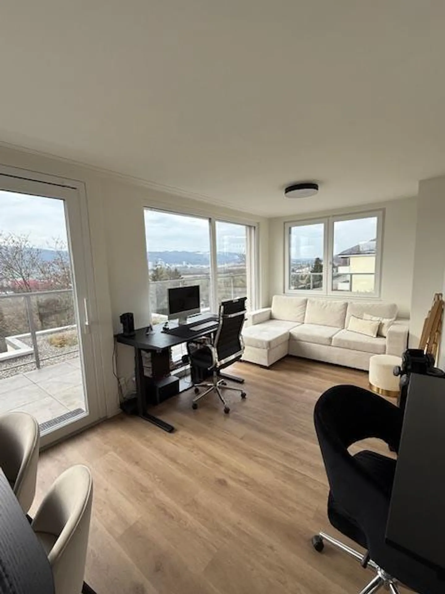 2.5-room top-floor apartment with private rooftop - Photo 2 of 10