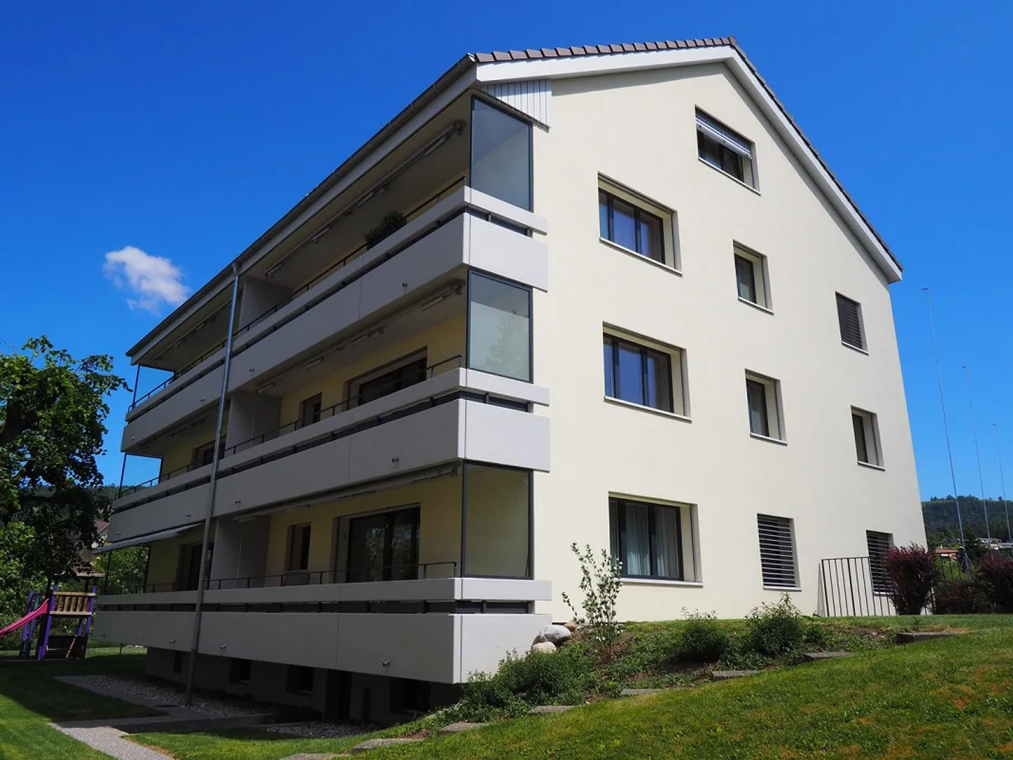 Vivere centralmente con stile - luminoso appartamento di 4 stanze con balcone a Steffisburg - Foto 1 di 6
