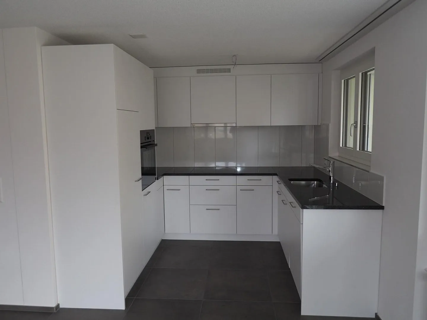 Vivere centralmente con stile - luminoso appartamento di 4 stanze con balcone a Steffisburg - Foto 2 di 6