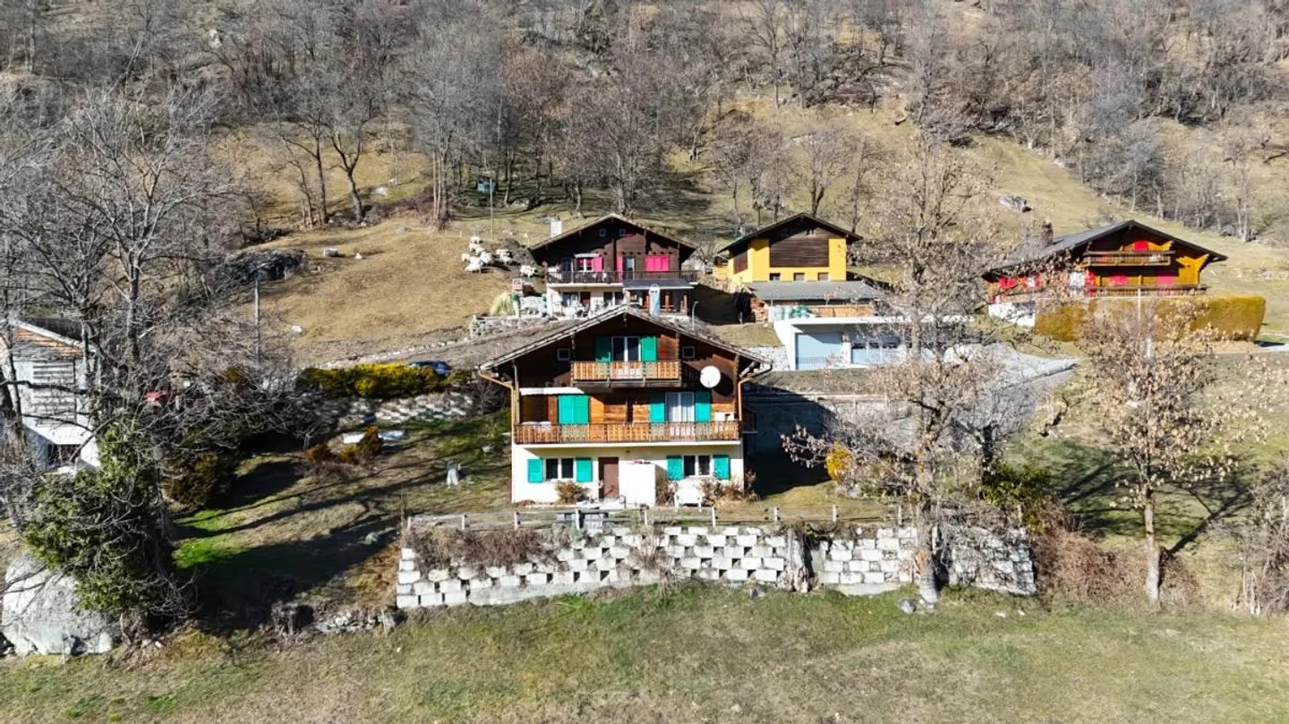 Maison résidentielle spacieuse avec jardin ensoleillé au-dessus de Naters - Photo 1 sur 10