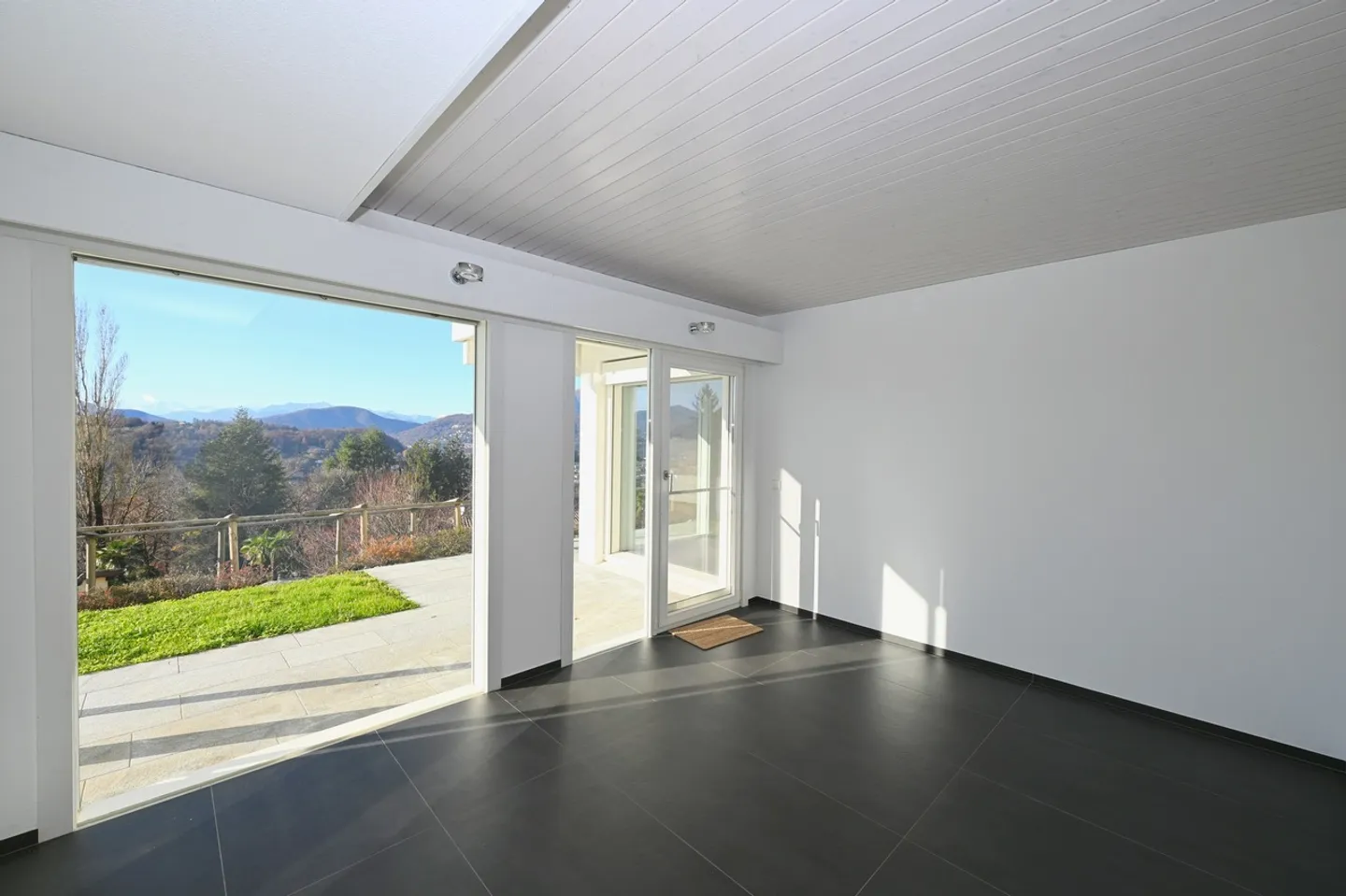Modern Villa in Carabbia - Photo 24 of 26