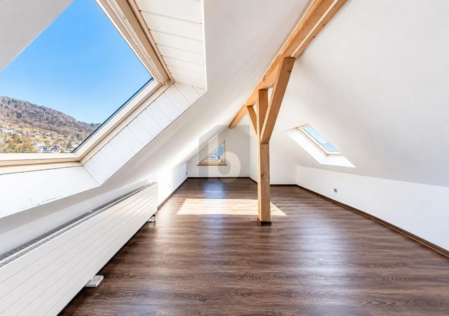 Spacious Maisonette with Balcony - Photo 3 of 6