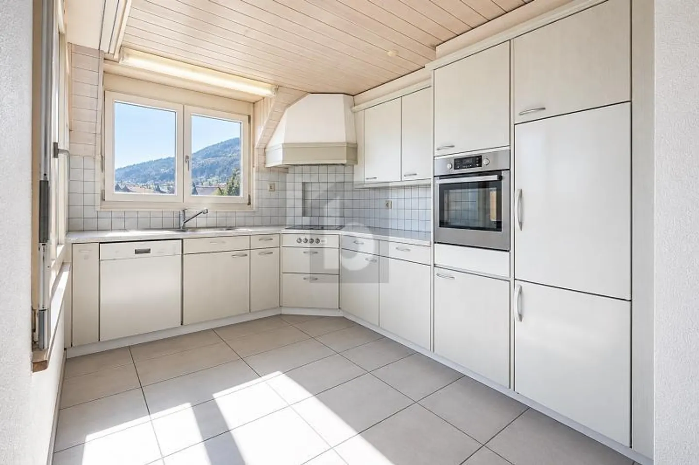 Spacious Maisonette with Balcony - Photo 4 of 6