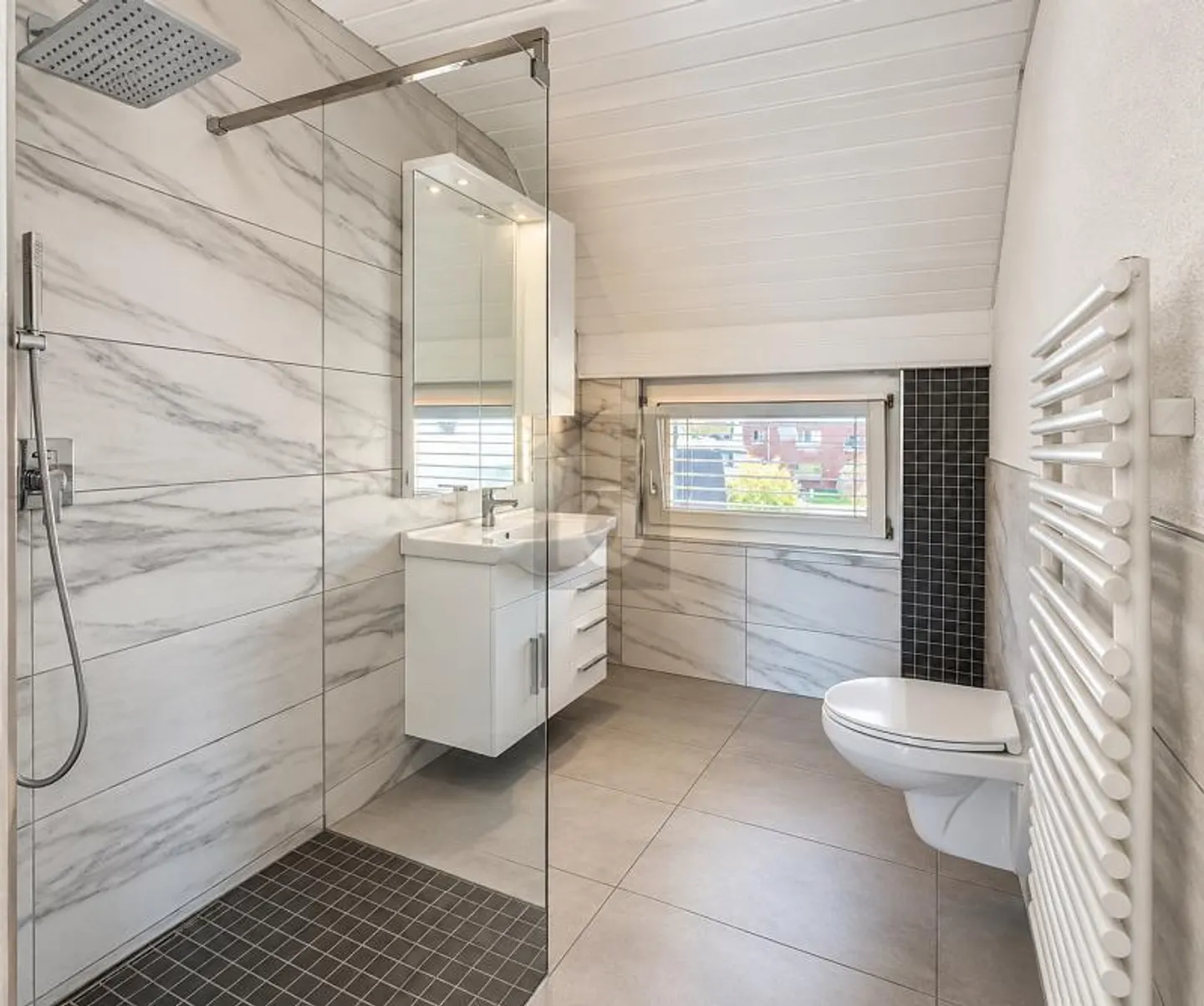 Spacious Maisonette with Balcony - Photo 5 of 6