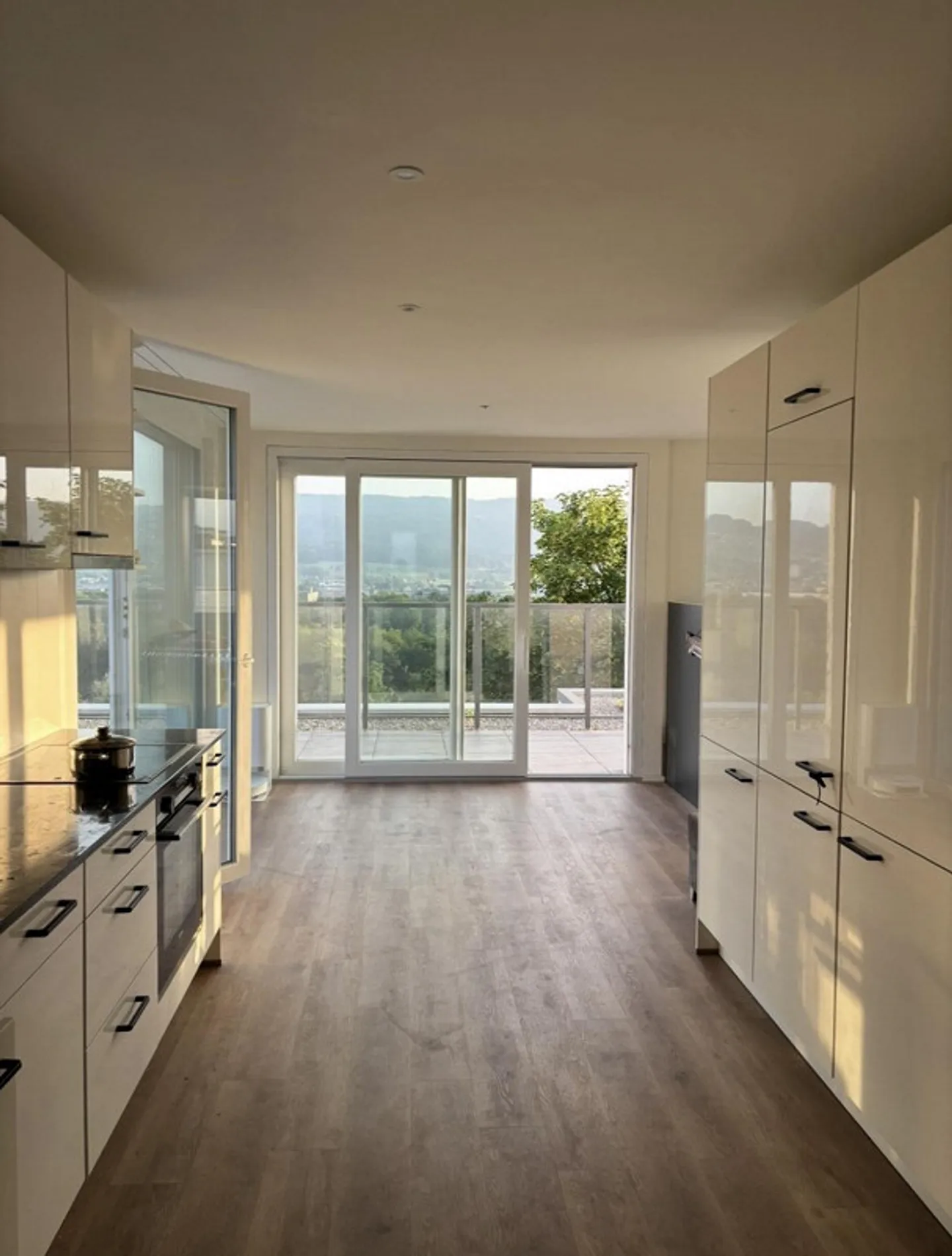 2.5-room top-floor apartment with private rooftop - Photo 4 of 10