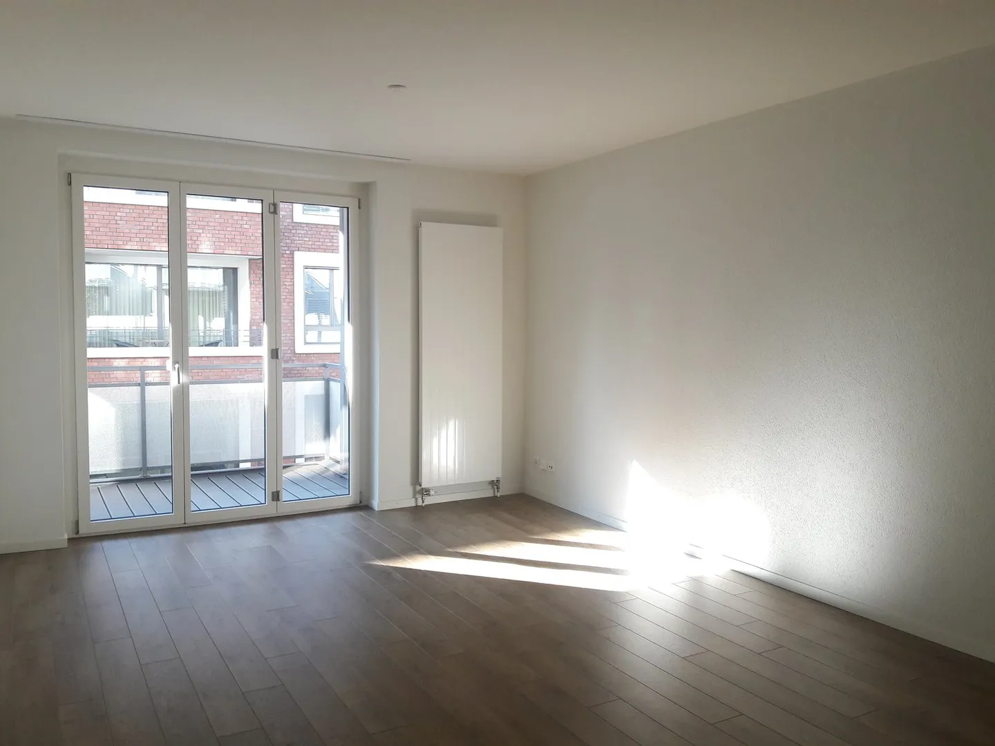 Moderne Stadtwohnung mit grossem Balkon und eigenem Waschturm - Foto 1 di 7