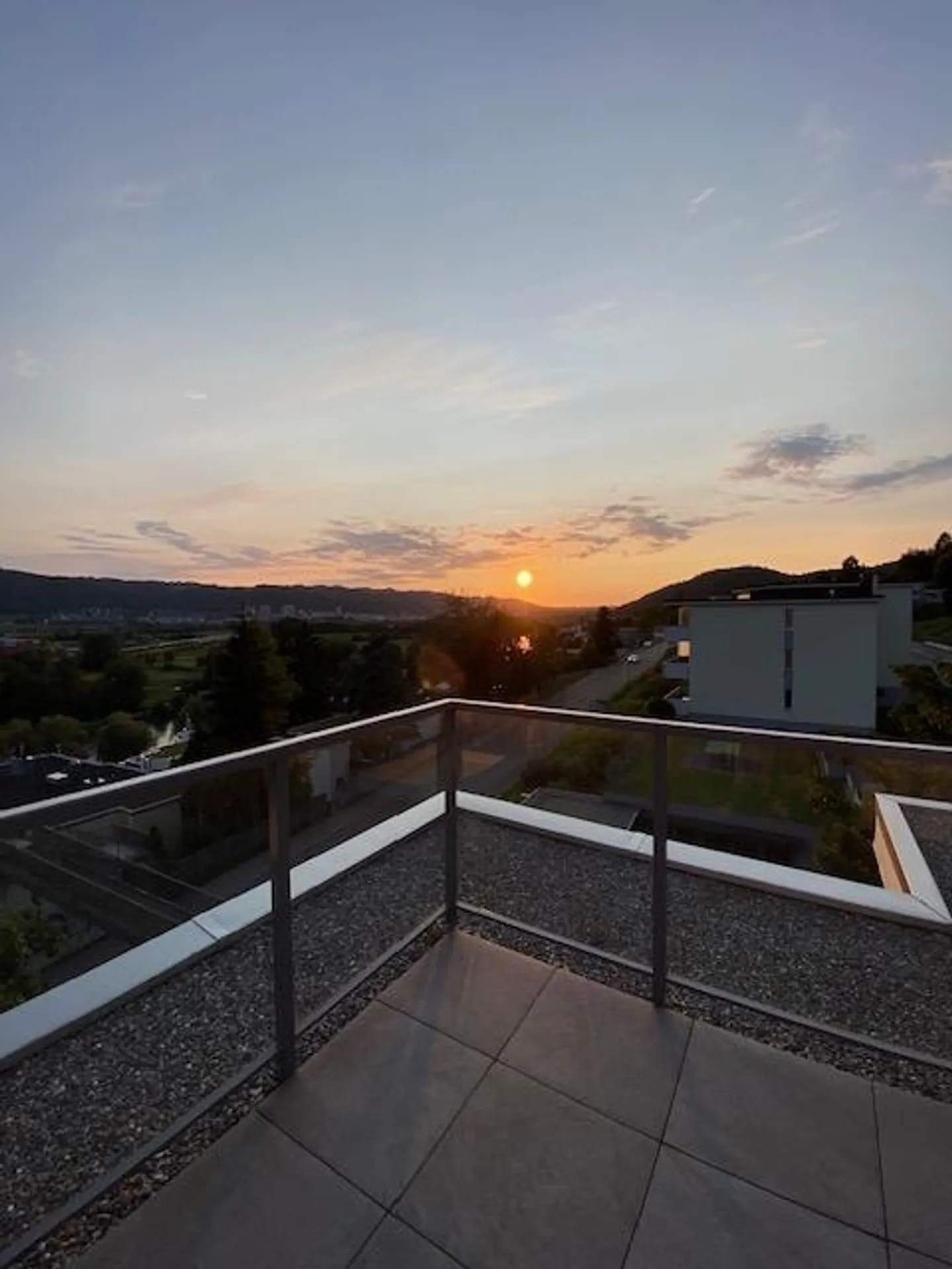 2.5-room top-floor apartment with private rooftop - Photo 8 of 10