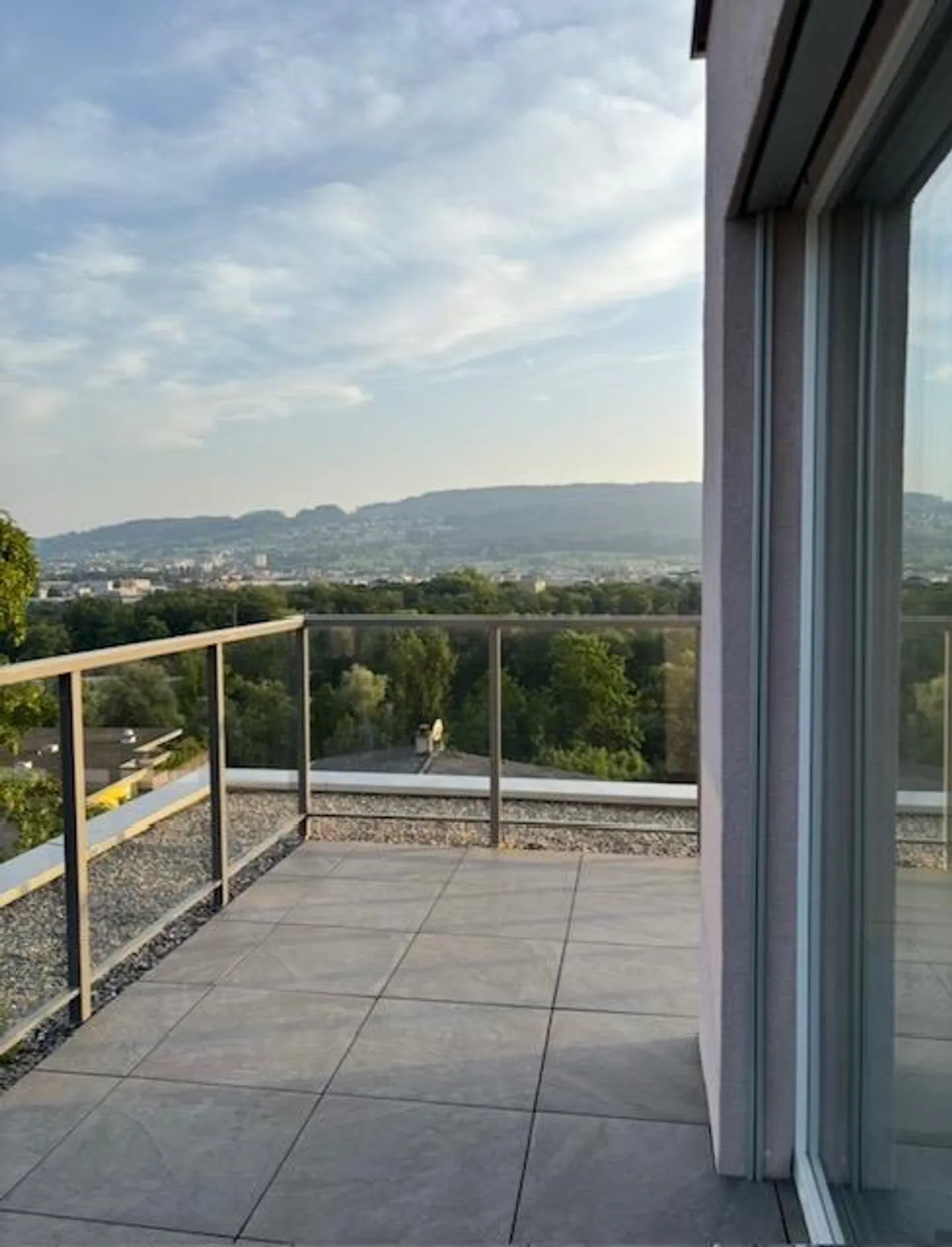 2.5-room top-floor apartment with private rooftop - Photo 9 of 10