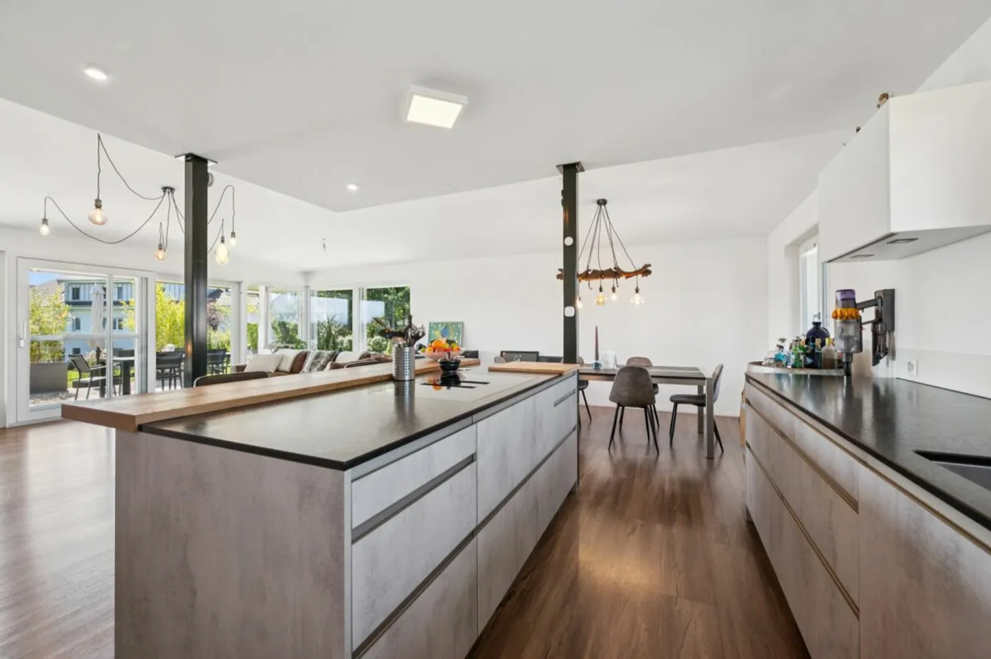 Maison individuelle élégante de 5,5 pièces avec paradis de jardin et vue sur les Alpes - Photo 2 sur 14