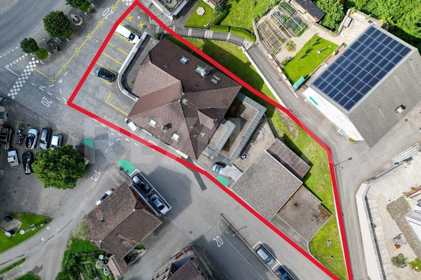 Attractive residential and commercial property in a central location - Photo 2 of 13