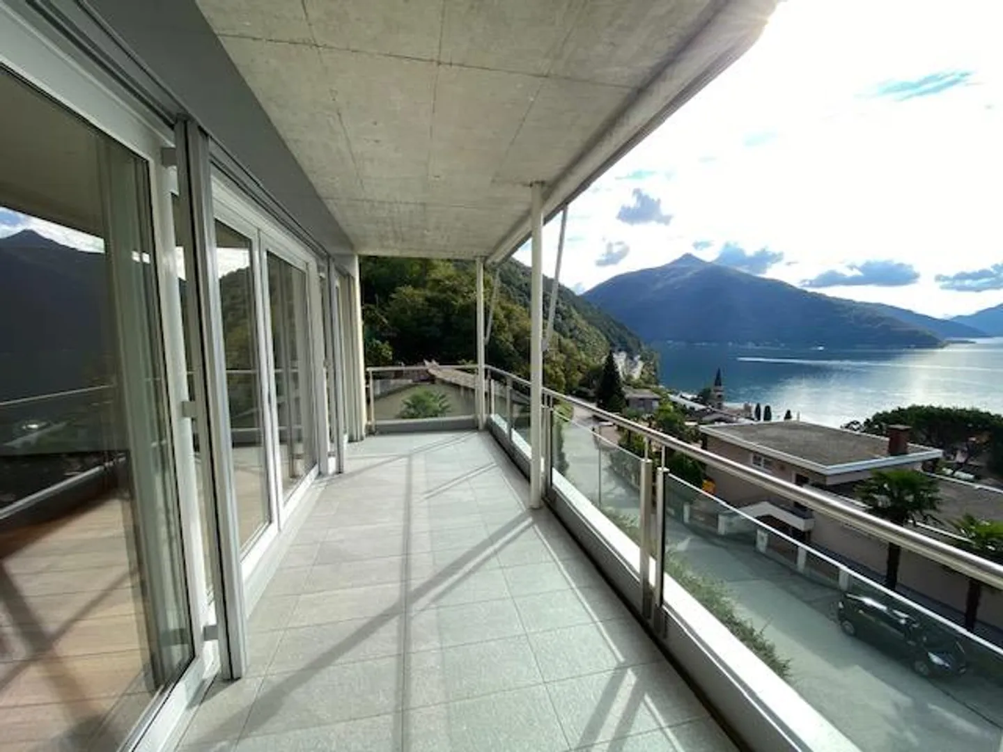 5.5-ROOM APARTMENT WITH WONDERFUL LAKE VIEW - Photo 2 of 13