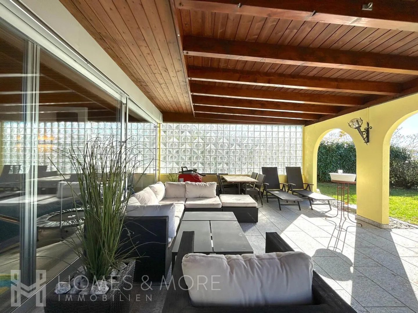 Familienhaus mit Pool und Garten - Foto 2 von 11