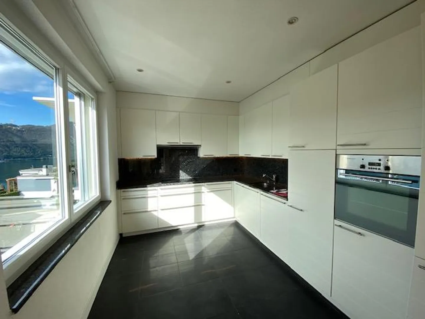 5.5-ROOM APARTMENT WITH WONDERFUL LAKE VIEW - Photo 3 of 13