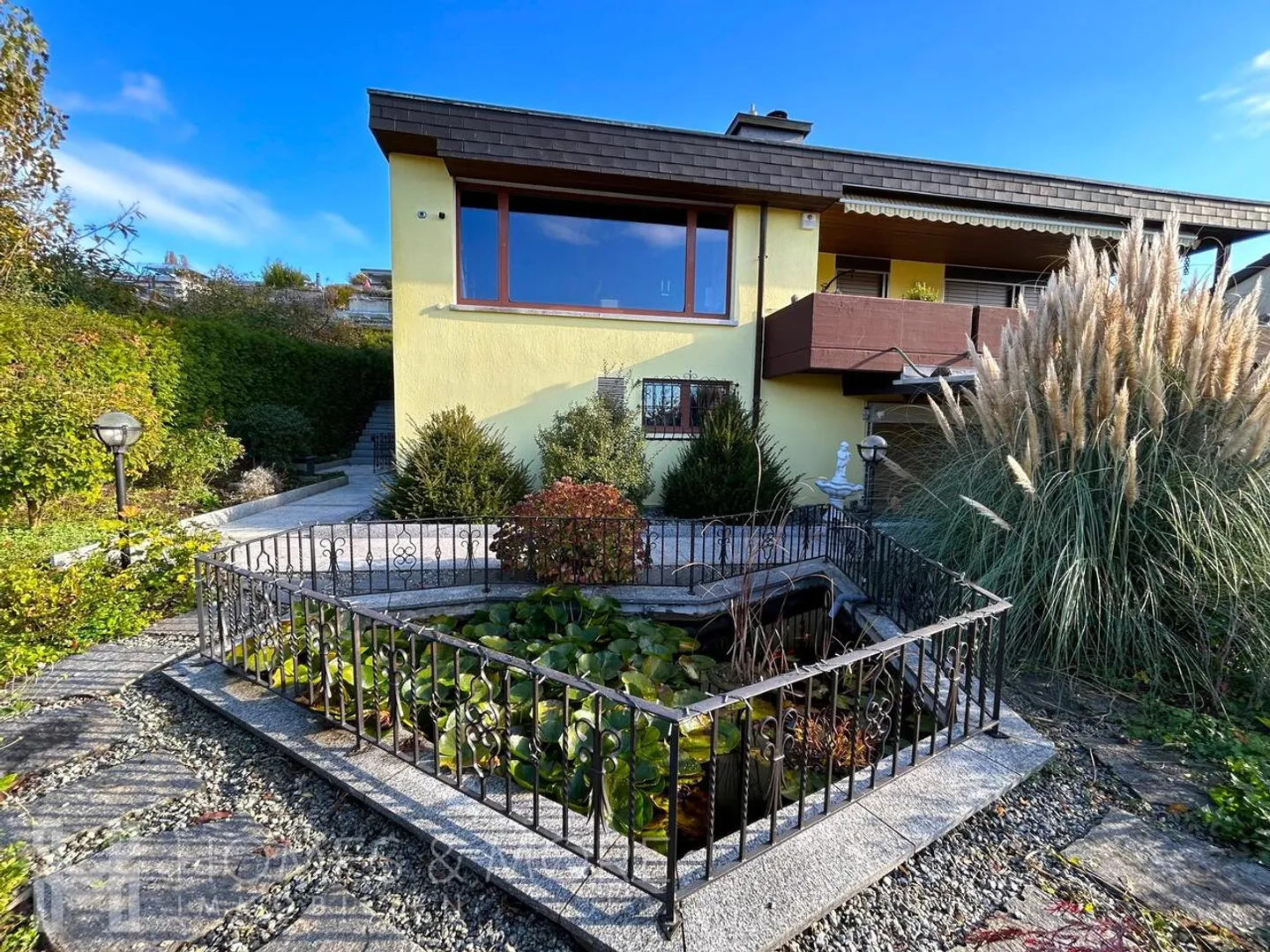 Familienhaus mit Pool und Garten - Foto 1 von 11