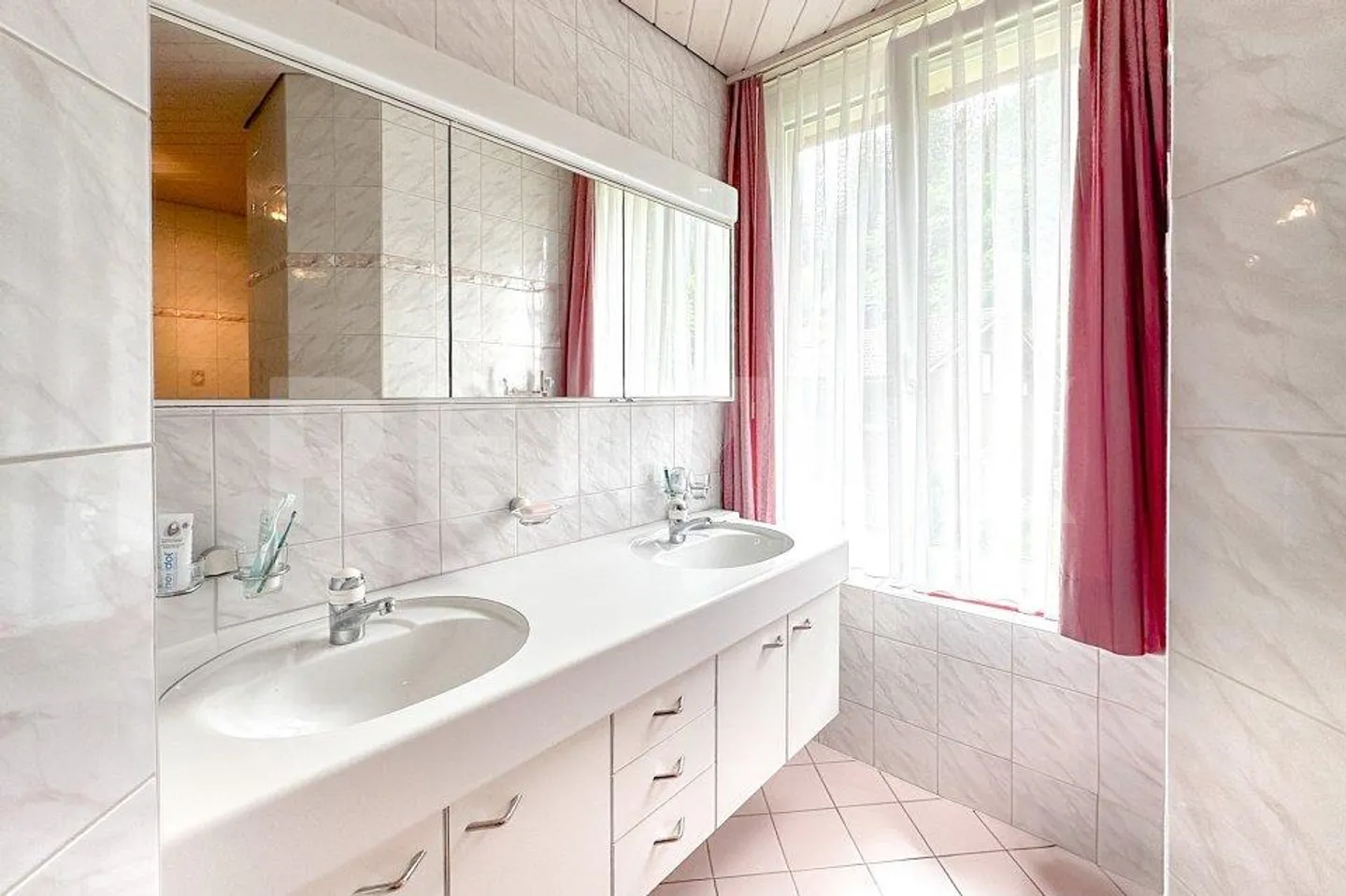 Attractive residential and commercial property in a central location - Photo 10 of 13