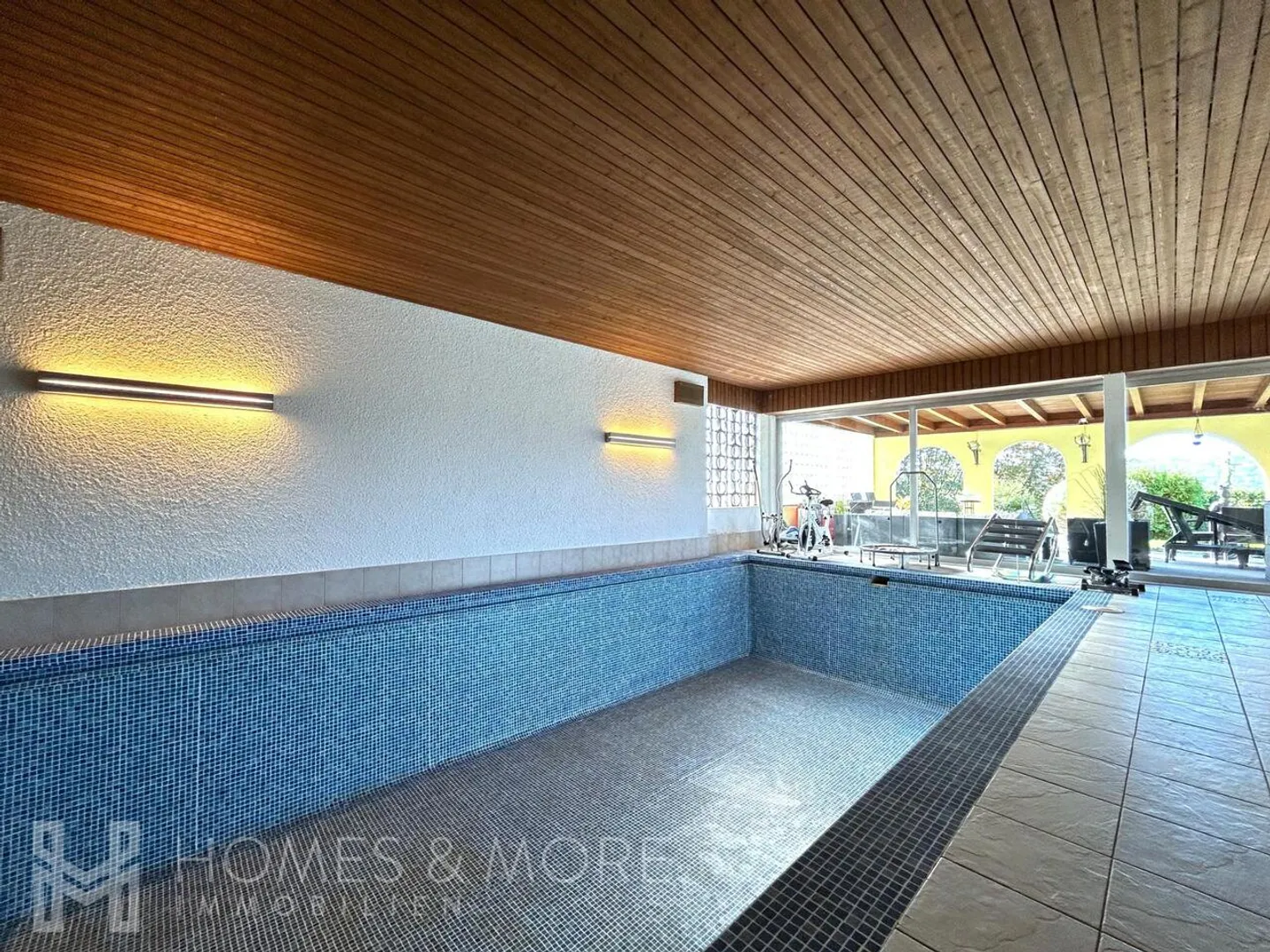 Familienhaus mit Pool und Garten - Foto 11 von 11