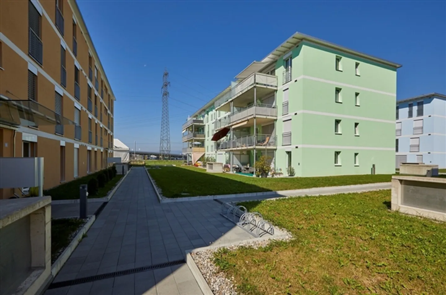 Modern 3.5-room apartment with garden seating area in Kerzers - Photo 2 of 8