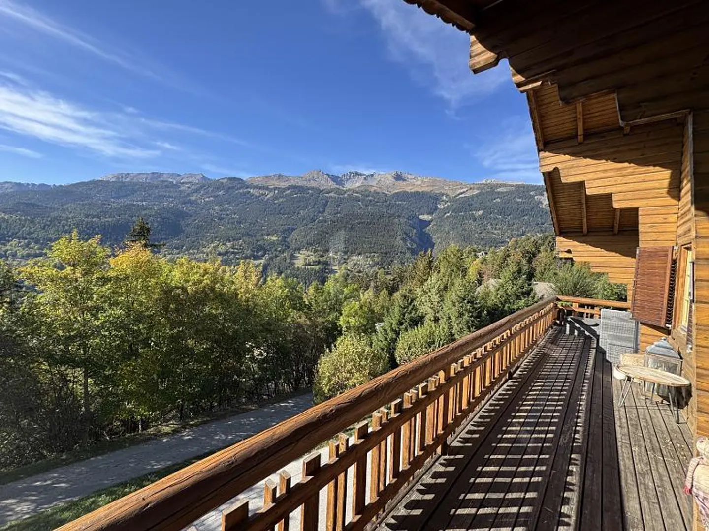 MAGNIFICENT, RENOVATED IN THE HEART OF THE MOUNTAINS - Photo 3 of 6