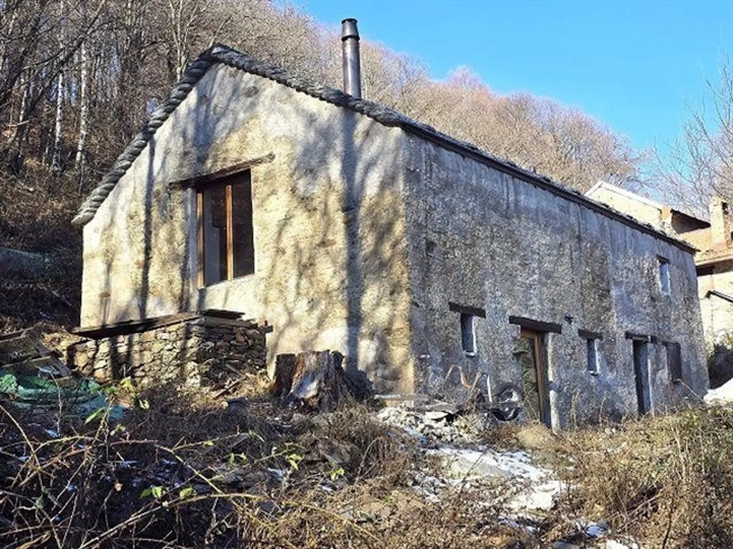 4-room rustic house to finish building with 5 ha of land - Photo 1 of 20