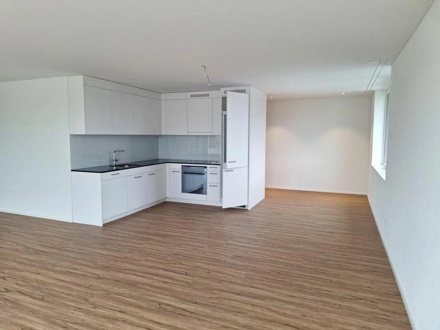 Appartement en attique spacieux de 2,5 pièces de 79 m2 avec terrasse - Photo 4 sur 7