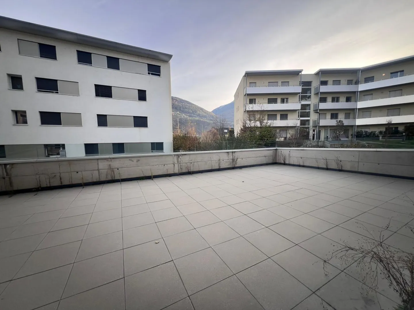 Appartement 3.5 pièces au rez avec grande terrasse - Photo 2 sur 11