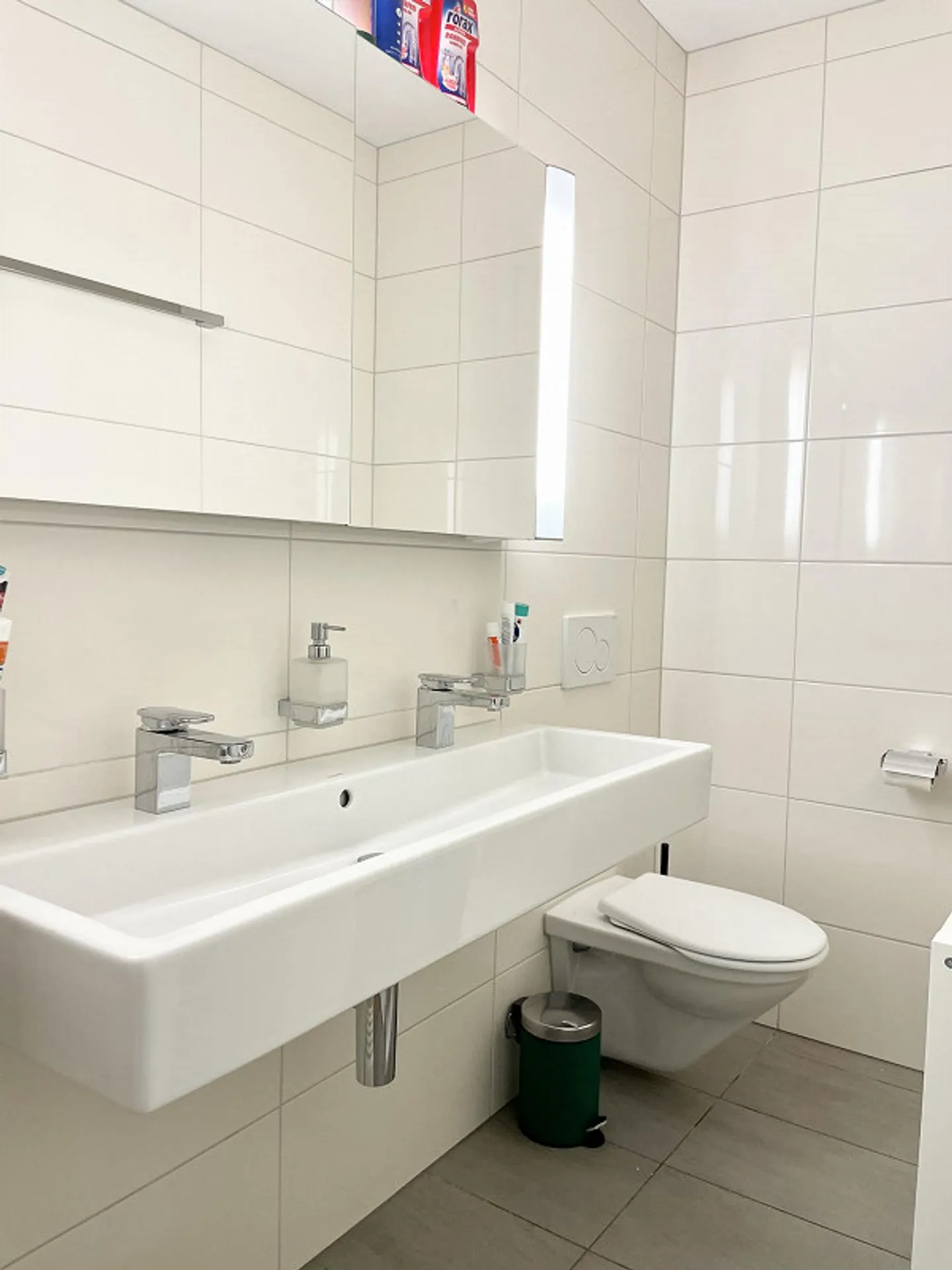 Appartement moderne de 4,5 pièces de 110 m2 avec 3 salles de bains dans un emplacement central - Photo 4 sur 9
