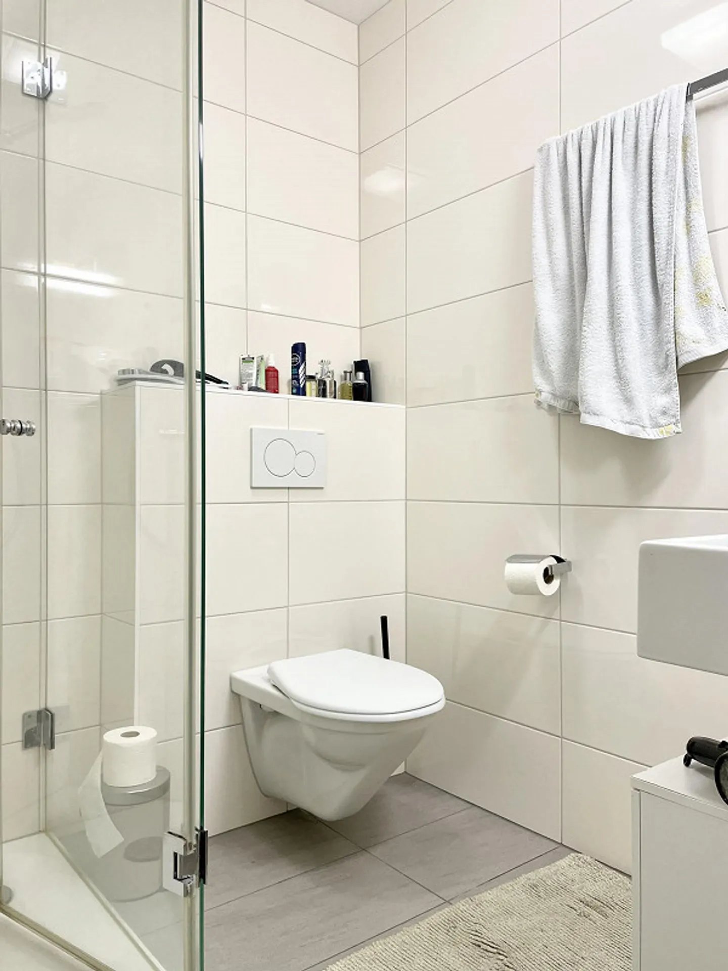 Appartement moderne de 4,5 pièces de 110 m2 avec 3 salles de bains dans un emplacement central - Photo 5 sur 9