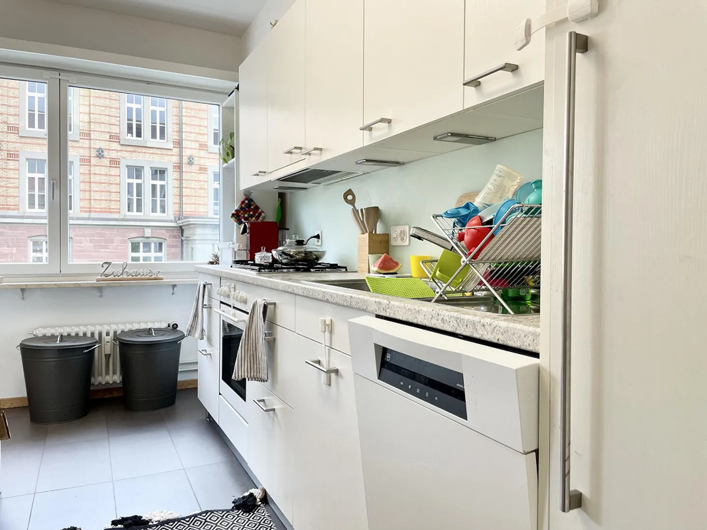 Appartement moderne de 4,5 pièces de 110 m2 avec 3 salles de bains dans un emplacement central - Photo 3 sur 9