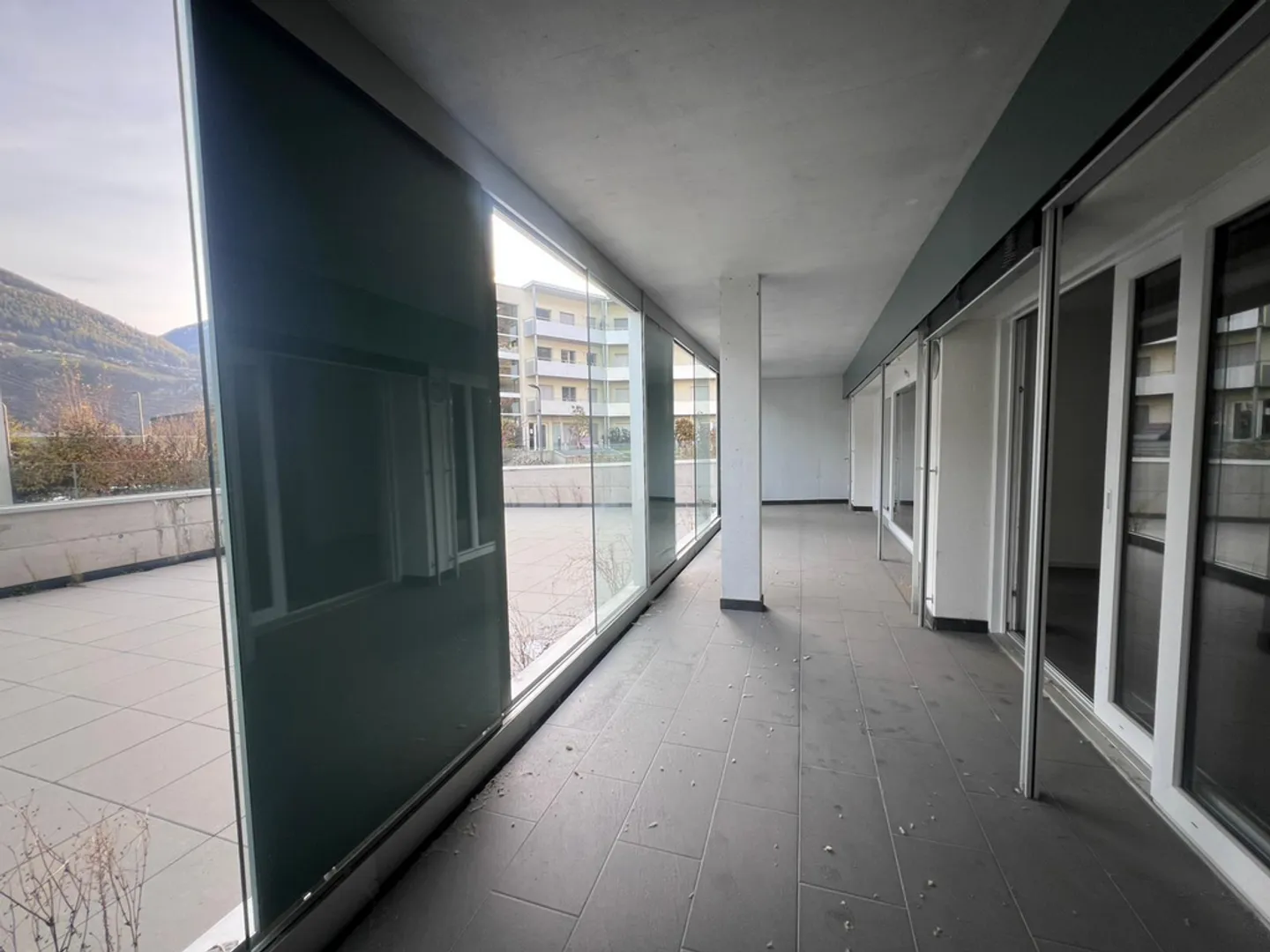 Appartement 3.5 pièces au rez avec grande terrasse - Photo 4 sur 11
