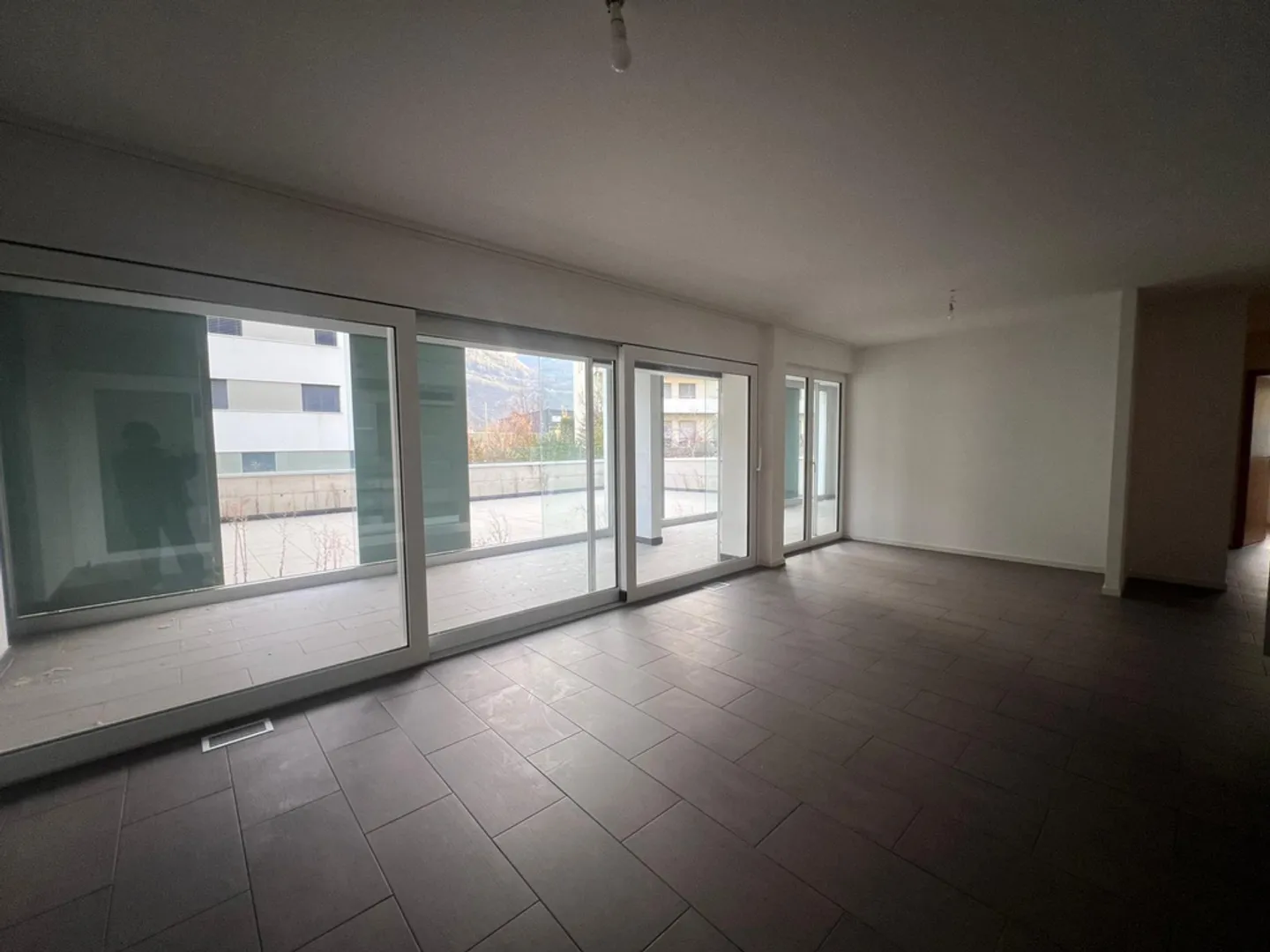 Appartement 3.5 pièces au rez avec grande terrasse - Photo 5 sur 11