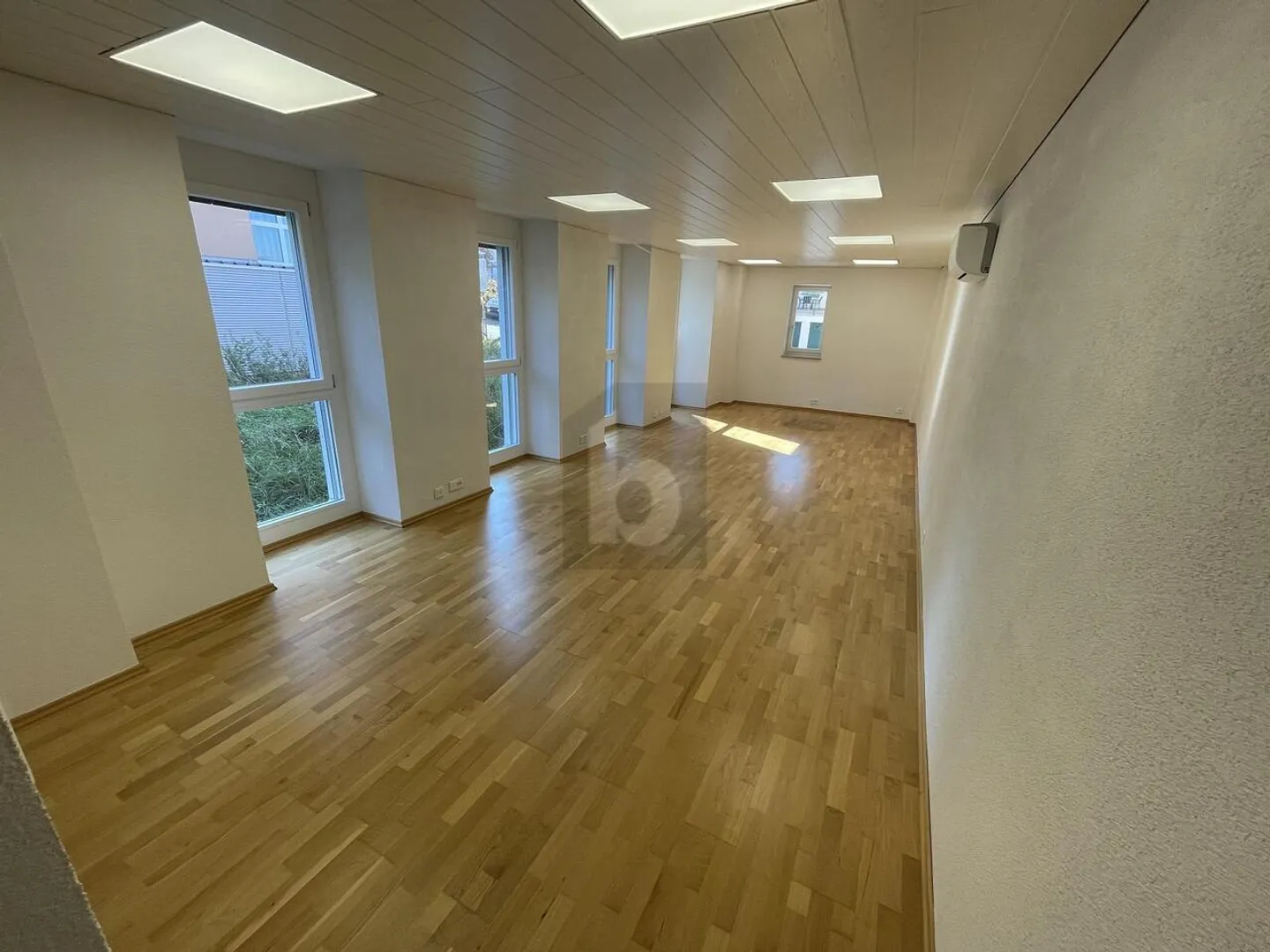 MIT KLIMA, NEUWERTIG UND GROSSZÜGIG - Foto 1 von 6